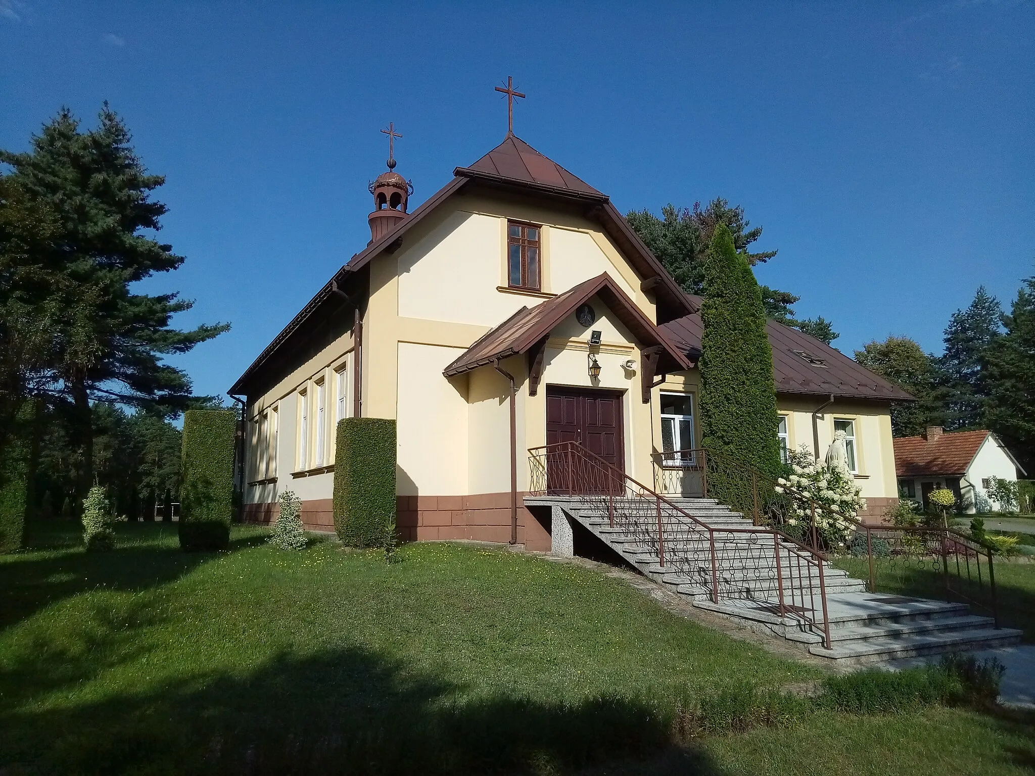 Photo showing: Kaplica filialna pw. Matki Bożej Królowej Polski w Czerwonej Woli, przy Domu Zakonnym sióstr Służebniczek Starowiejskich (parafia Manasterz)