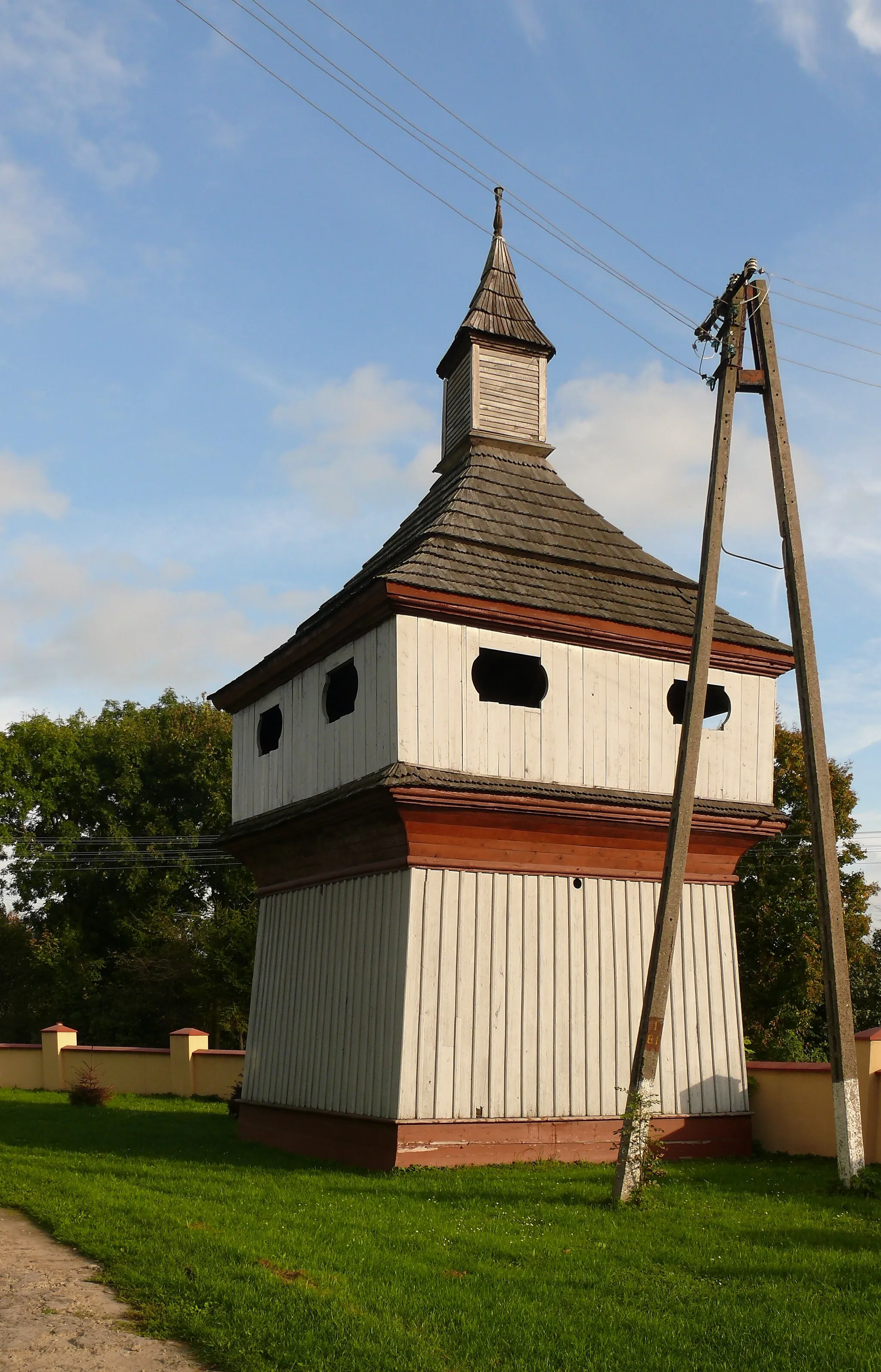 Photo showing: Dzwonnica kościoła parafialnego w Chłaniowie, gmina Żółkiewka, województwo lubelskie