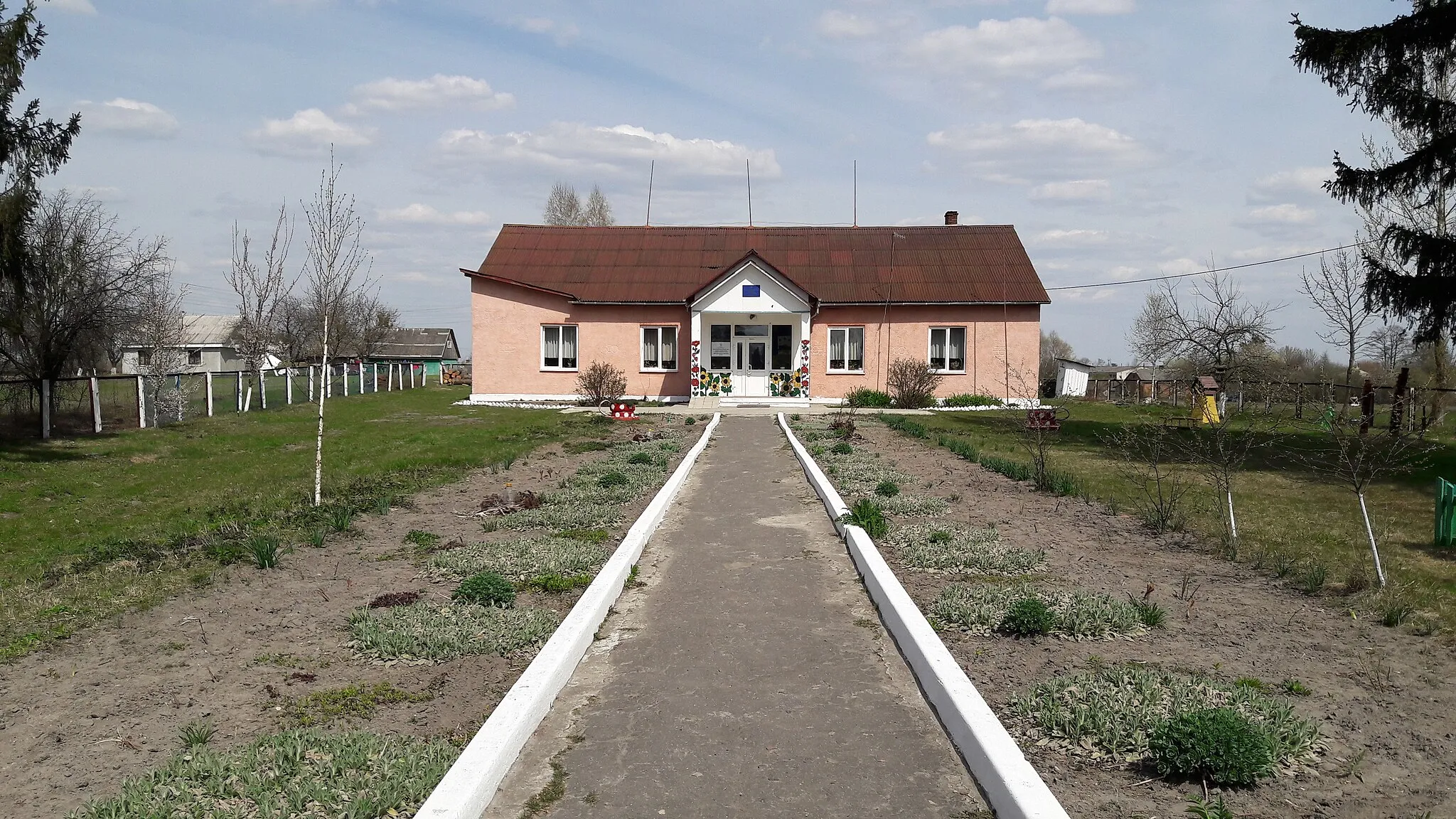 Photo showing: Szkoła we wsi Stawki na Ukrainie, w obwodzie wołyńskim, w rejonie turzyskim.