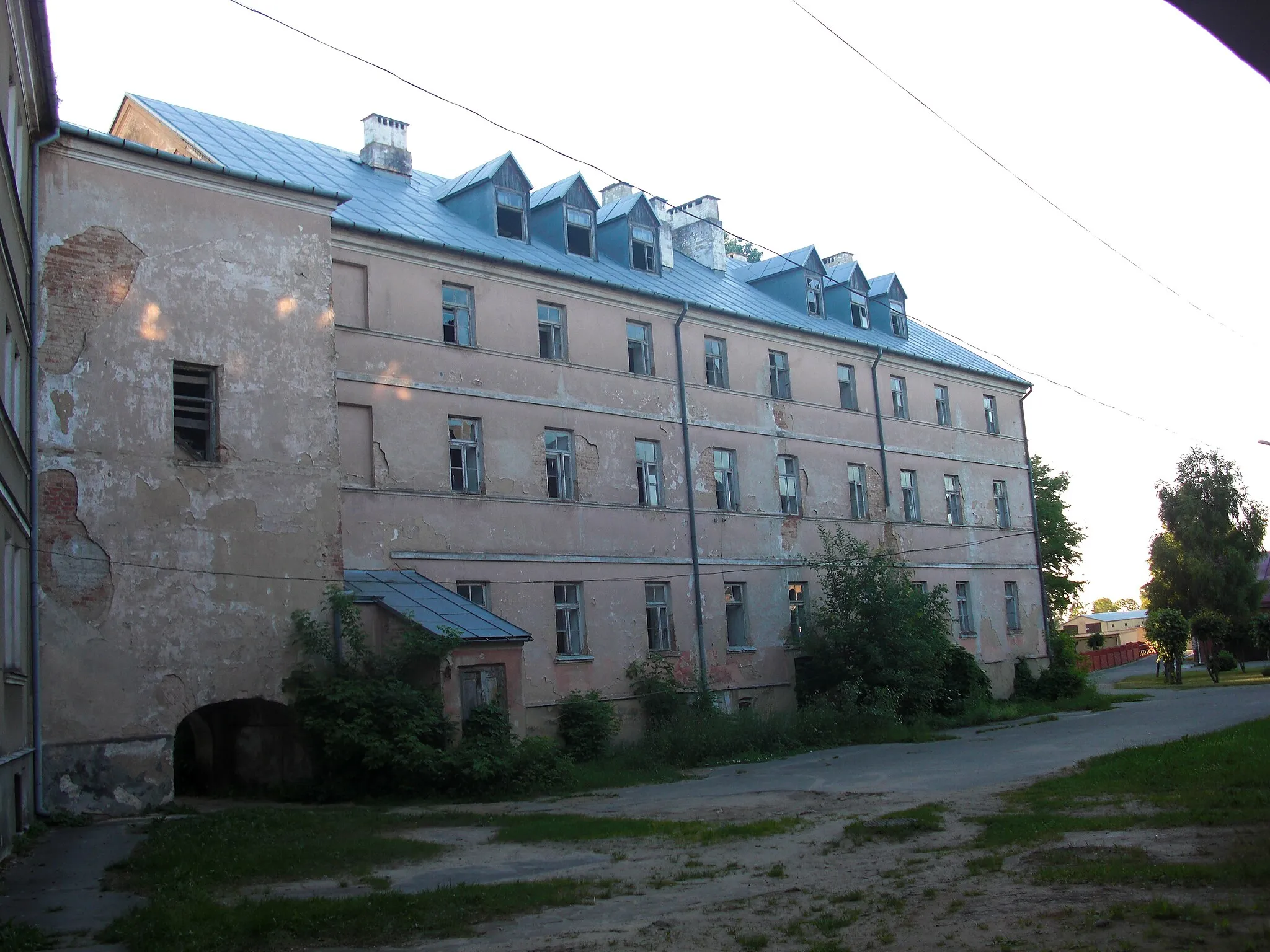 Photo showing: Old decaying building