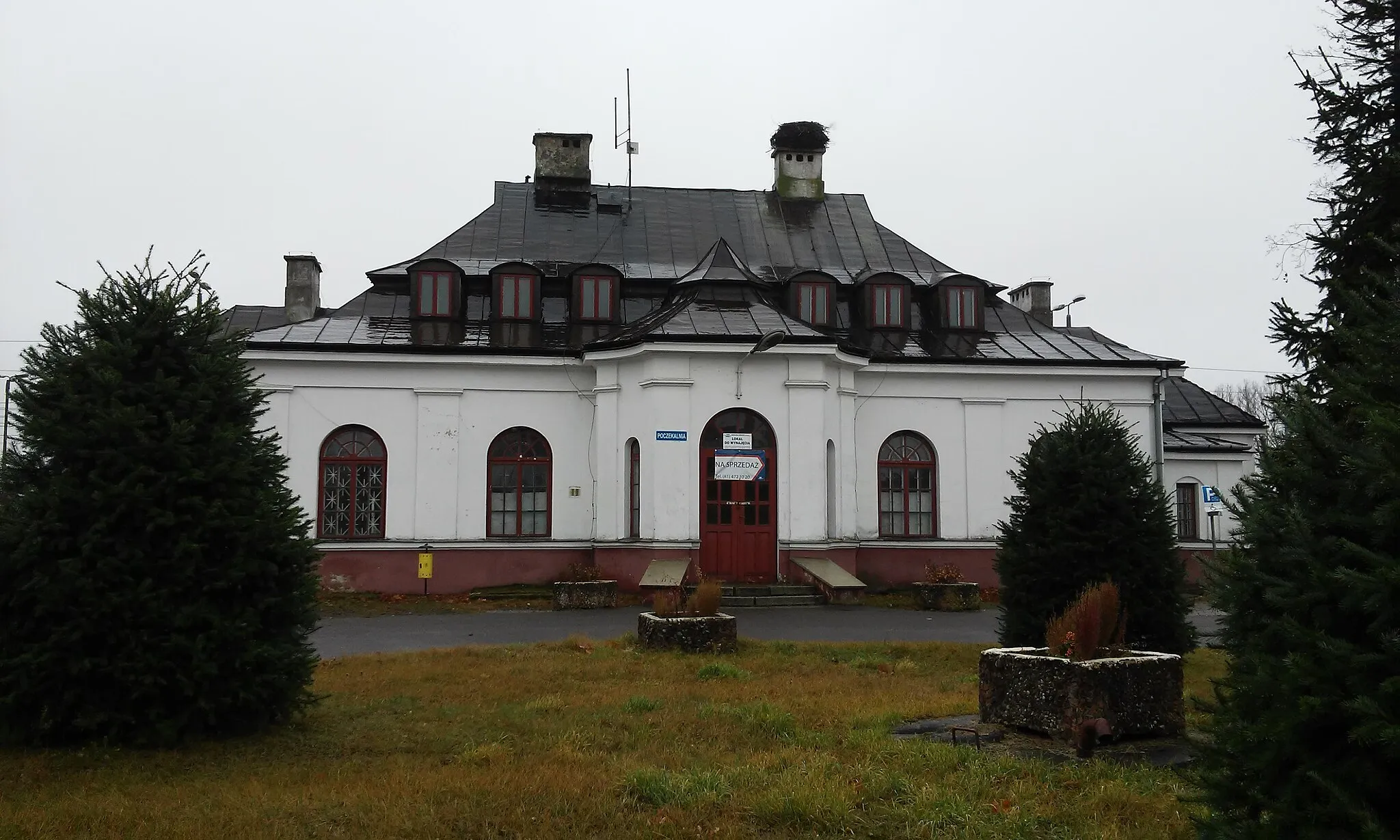 Photo showing: Widok dworca kolejowego w Chotyłowie od strony miejscowości