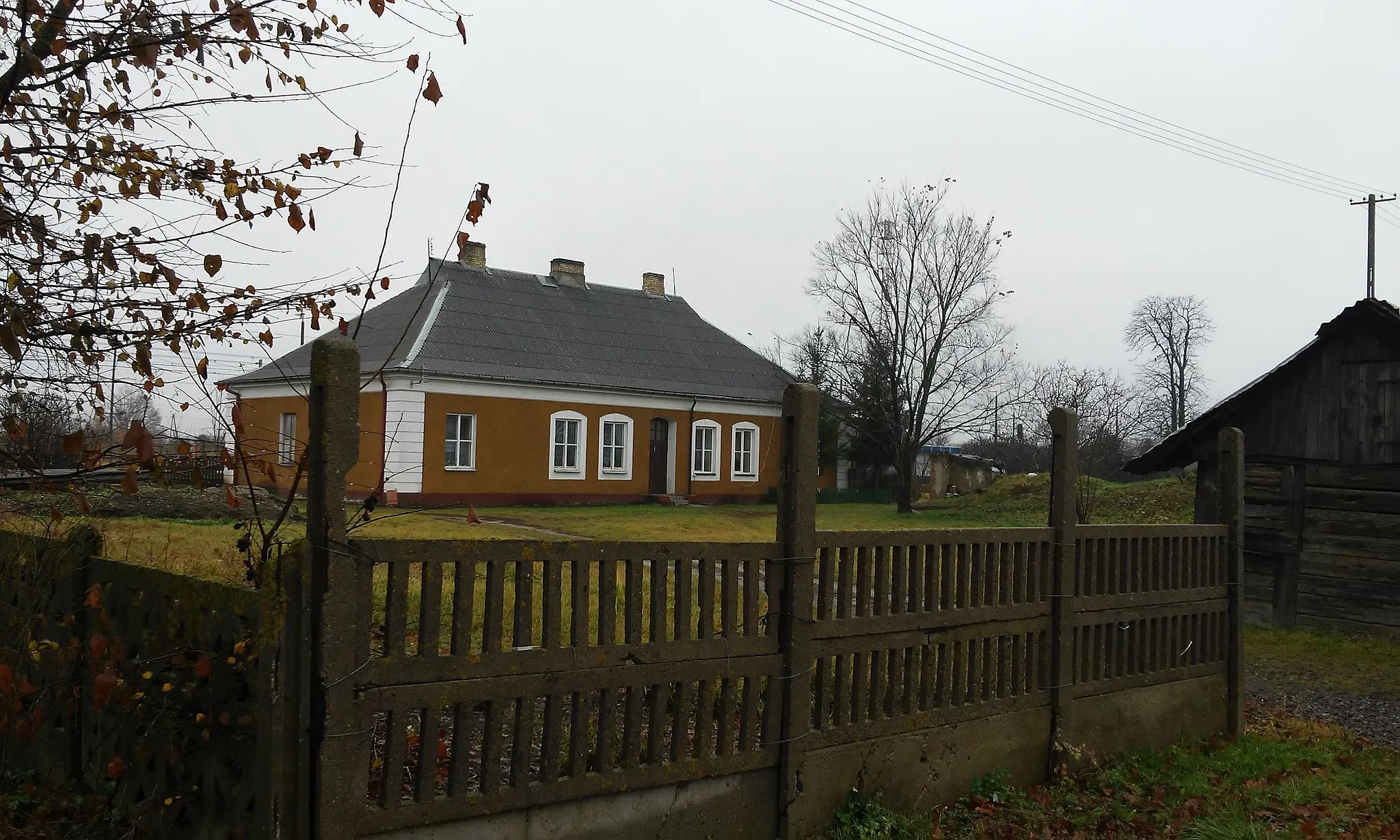 Photo showing: Zabytkowy dom dróżnika przy stacji kolejowej w Chotyłowie