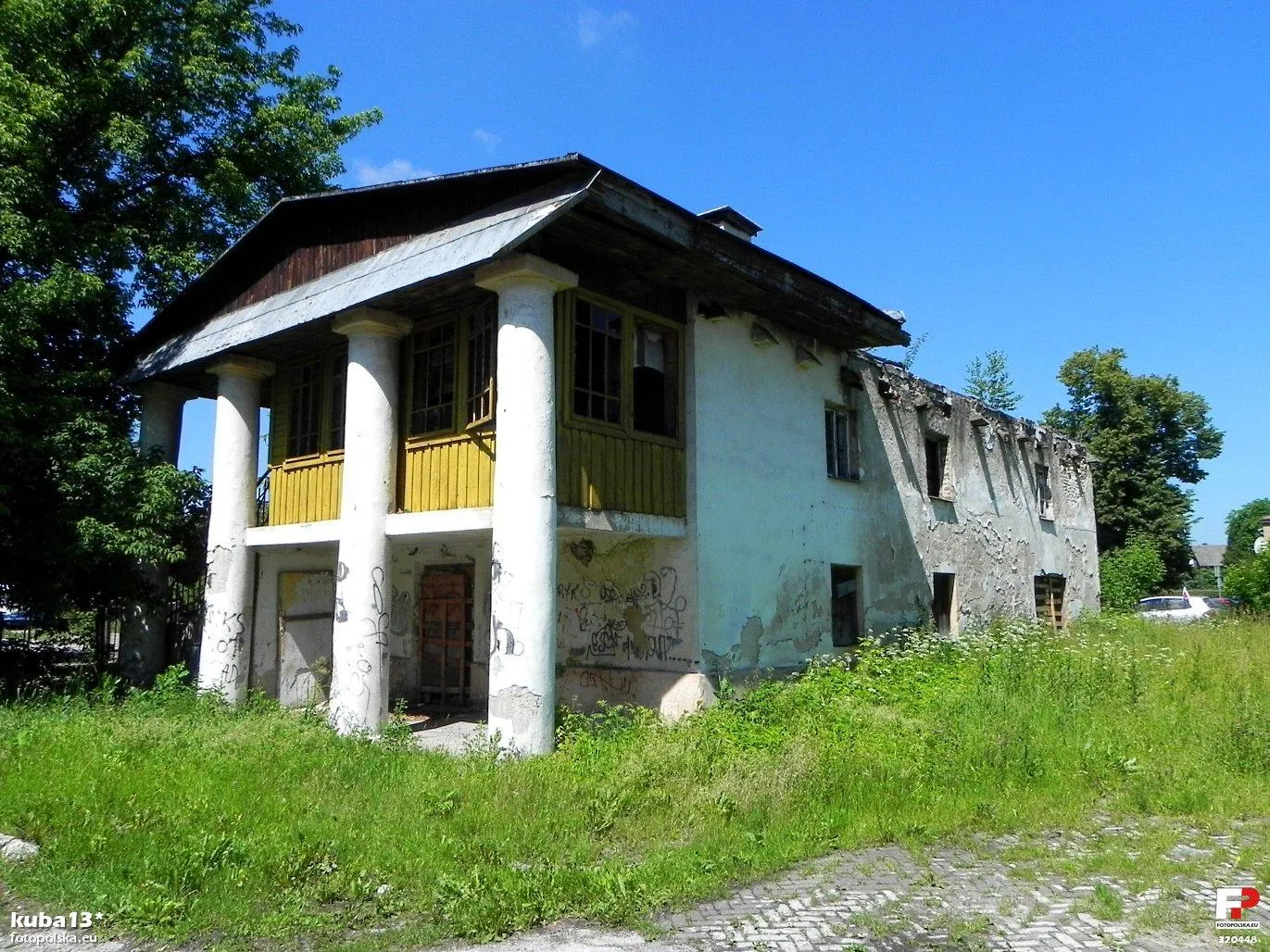 Photo showing: Dawny spichlerz przy ulicy Konopnickiej 4, następnie Gminny Ośrodek Pomocy Społecznej, a obecnie obiekt sam potrzebuje pomocy może nie społecznej a gminno-miejskiej. "Upadek" dokumentuję prawie dokładnie co rok.