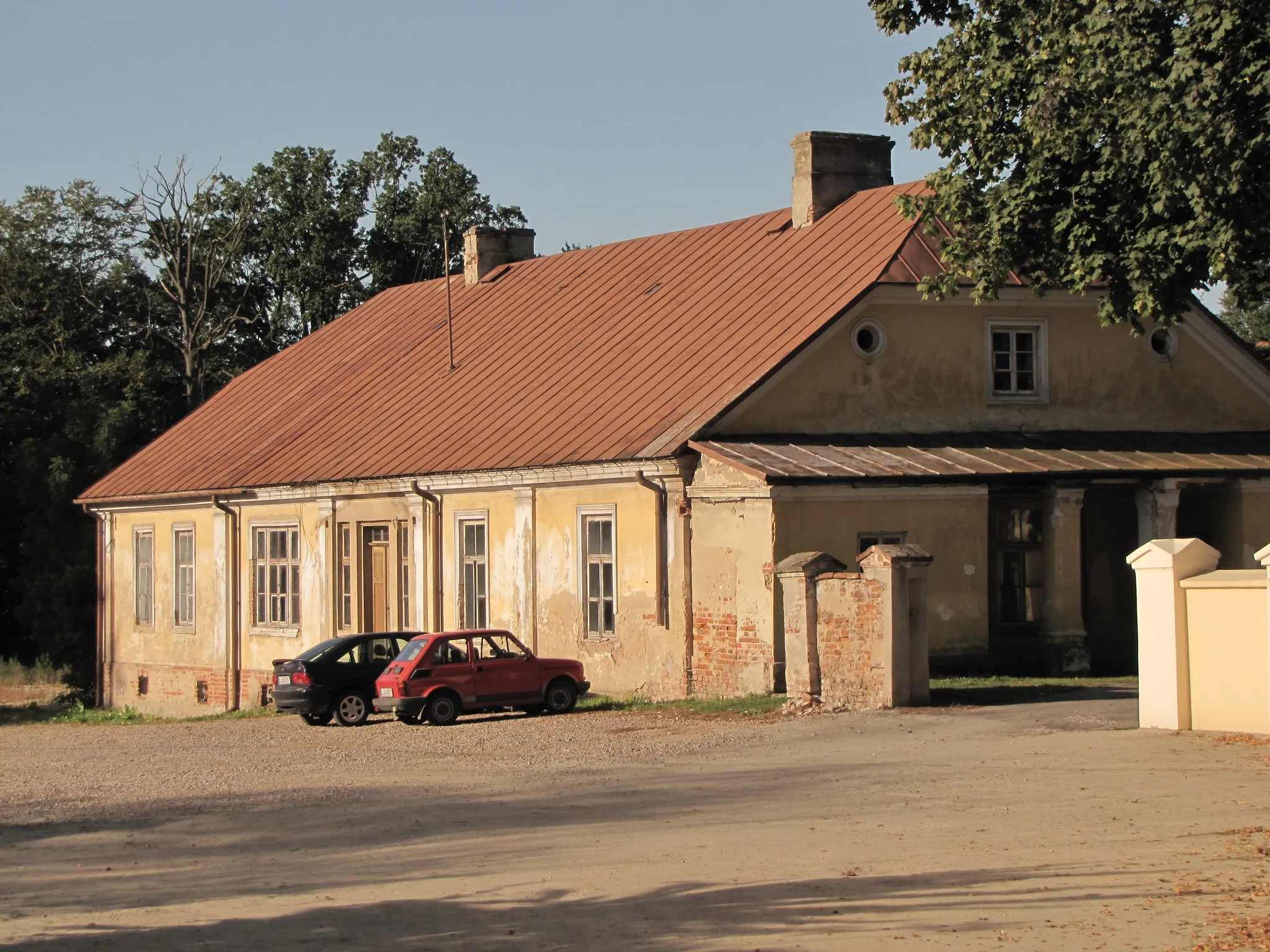 Photo showing: Kościół par. p.w. śś. Piotra i Pawła (poł. XVI-XIX) plebania (zabytek nr rejestr. A/436)
