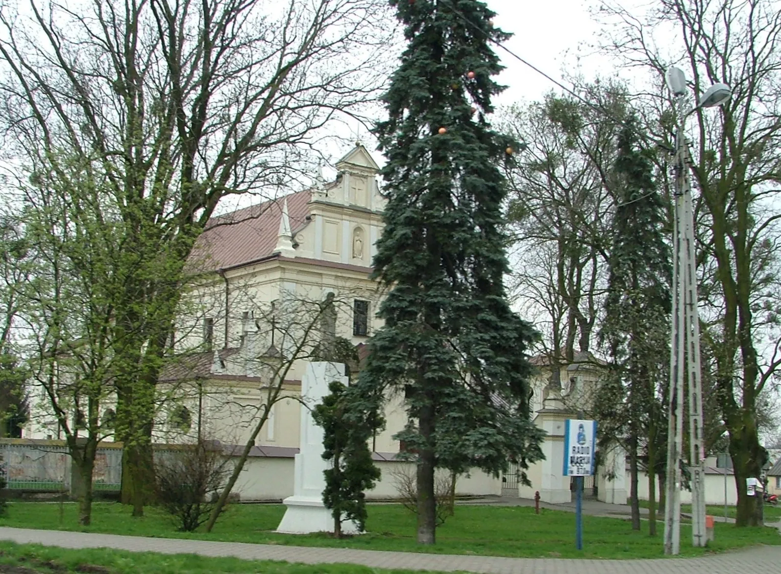 Photo showing: Kurów - kościół par. p.w. Narodzenia NMP i św. Michała Archanioła
