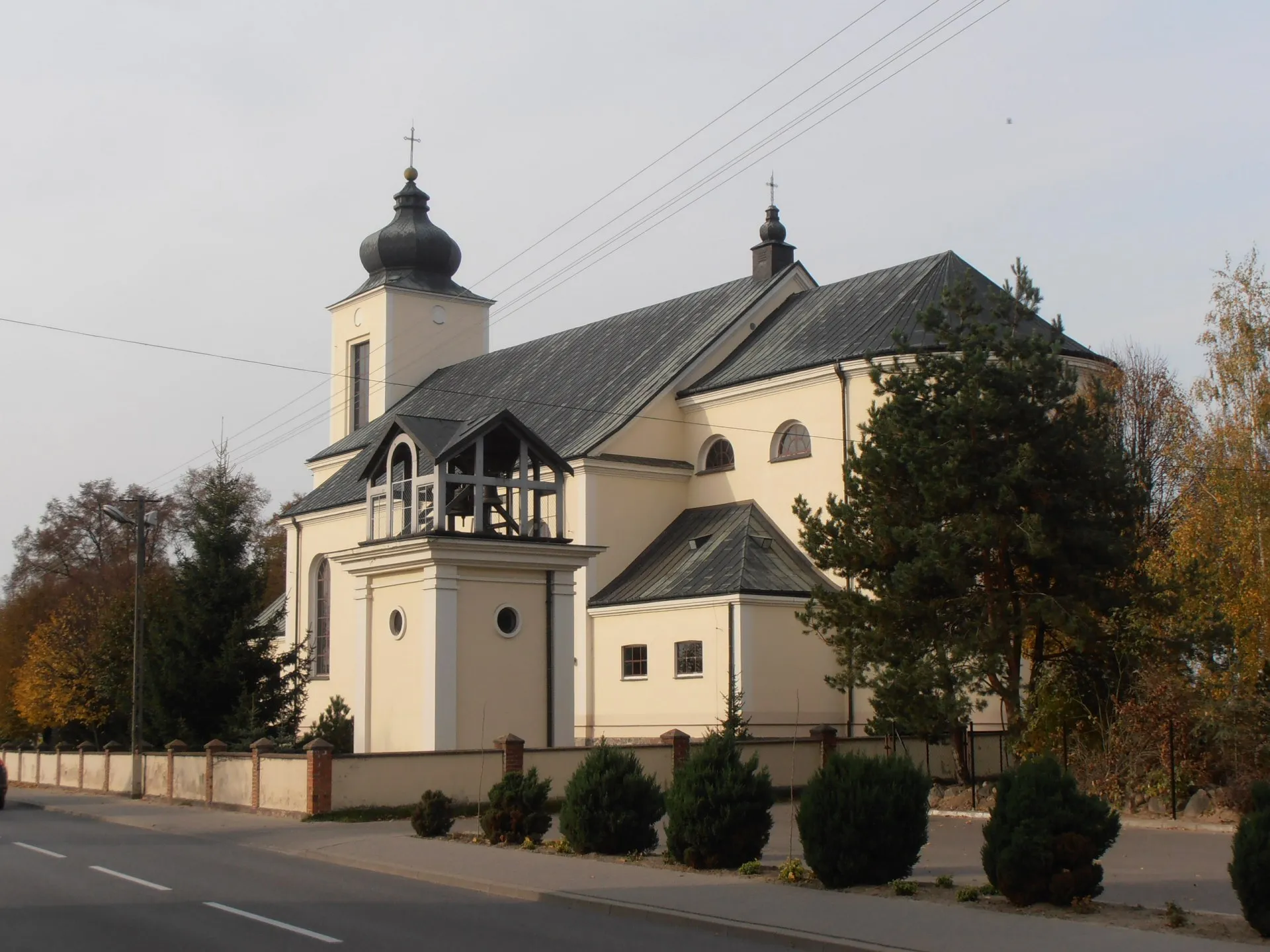 Photo showing: Serokomla (pow. łukowski, woj. lubelskie, Polska). Rzymskokatolicki kościół pw. św. Stanisława.