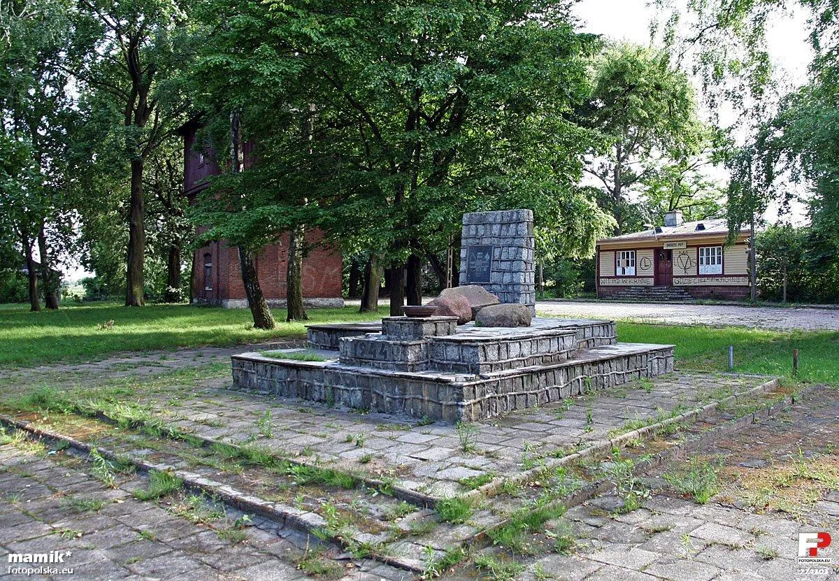Photo showing: Plac przed dworcem, na pierwszym planie monument z 1985 r. poświęcony ofiarom II wojny. Po lewej wieża ciśnień, po prawej dworzec