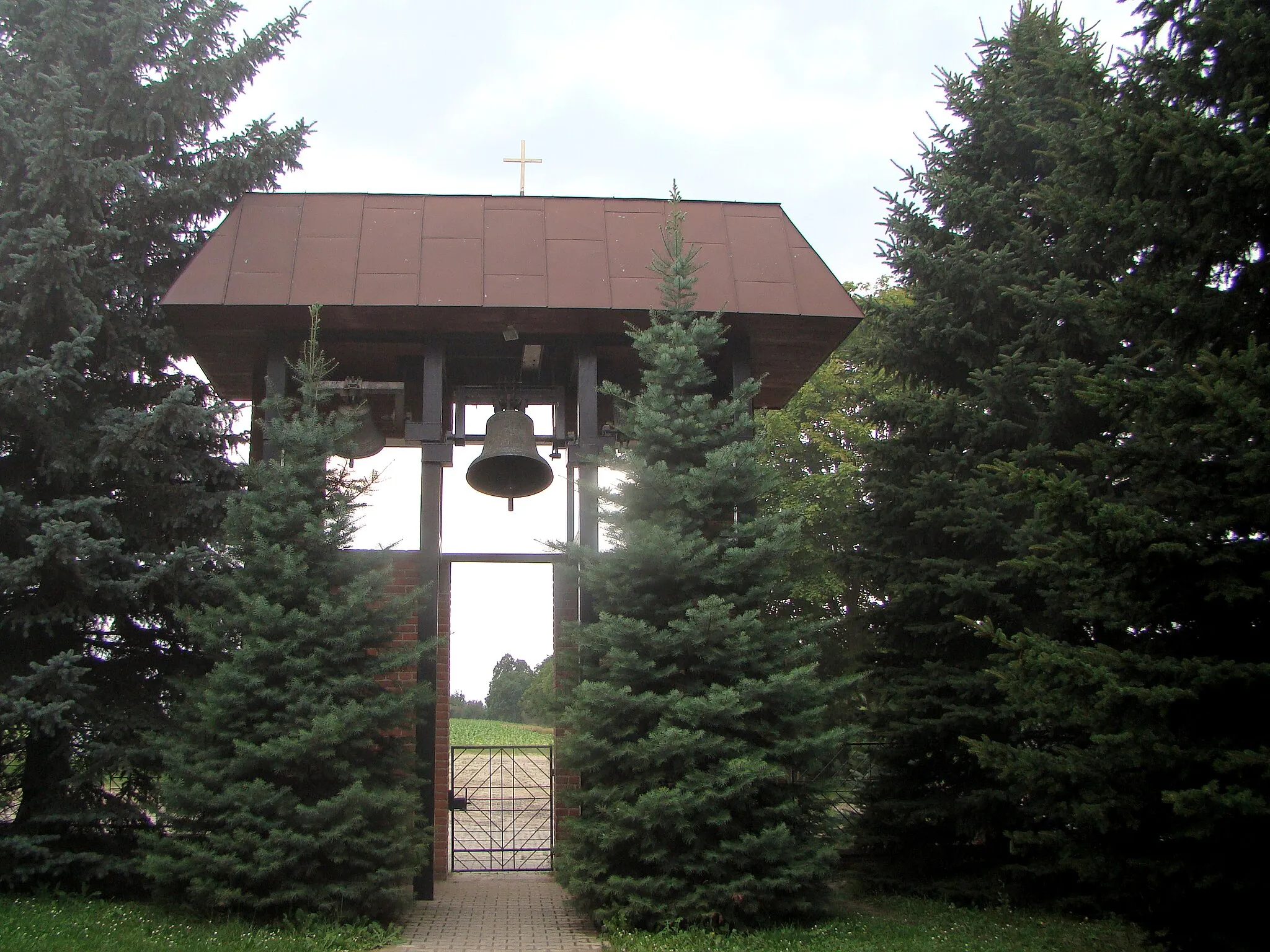 Photo showing: Zvony u kostela ve vesnici Deszkowice Pierwsze, Polsko