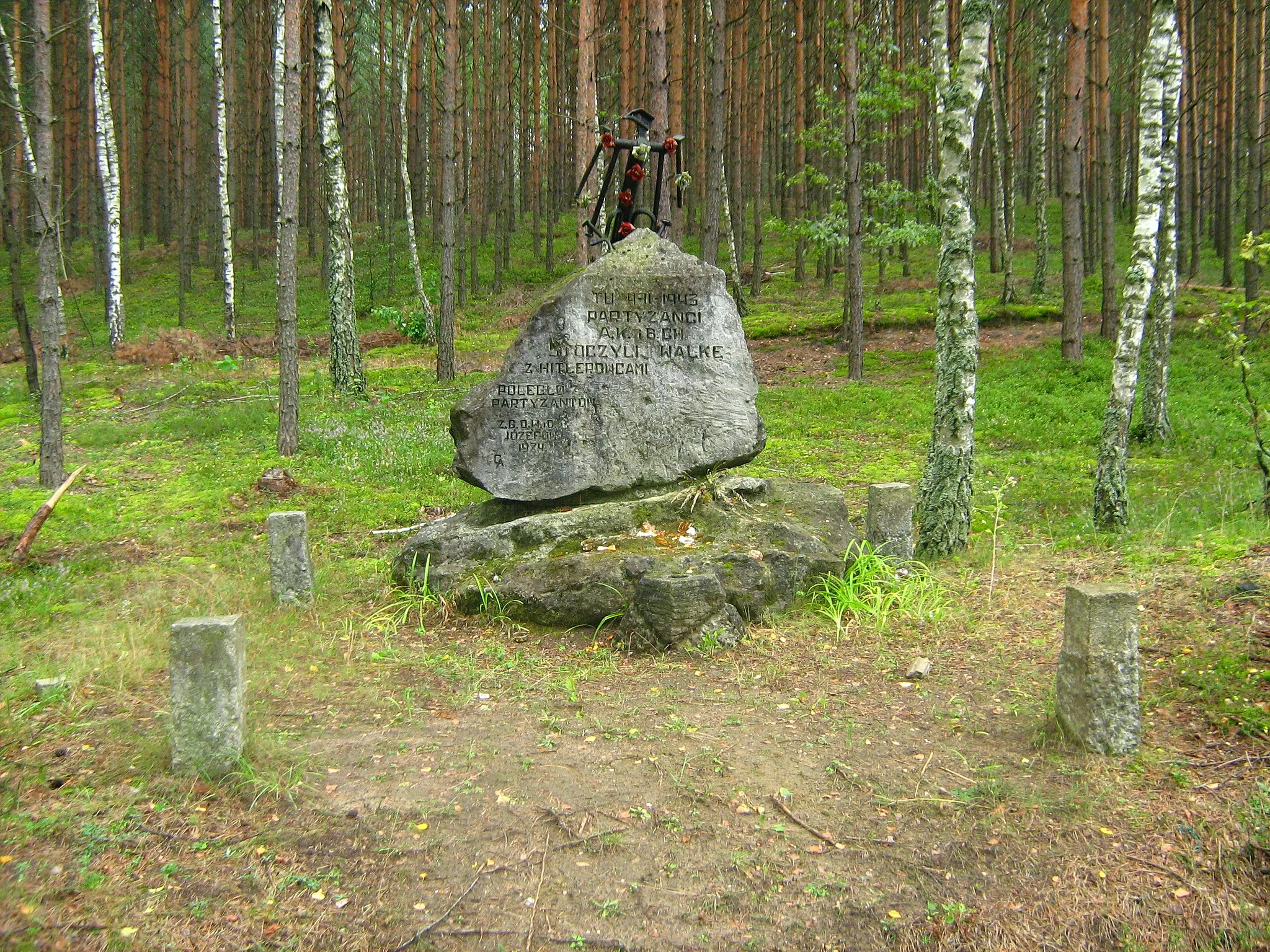 Photo showing: Obelisk w miejscu partyzanckiej potyczki z 1943 r. przy drodze Długi Kąt-Hamernia (pow. biłgorajski)