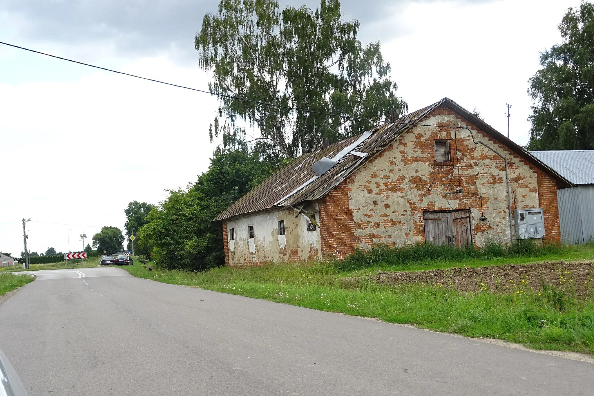 Photo showing: Opuszczony budynek gospodarczy we wsi Tarnawa Mała, gmina Turobin, województwo lubelskie, Polska