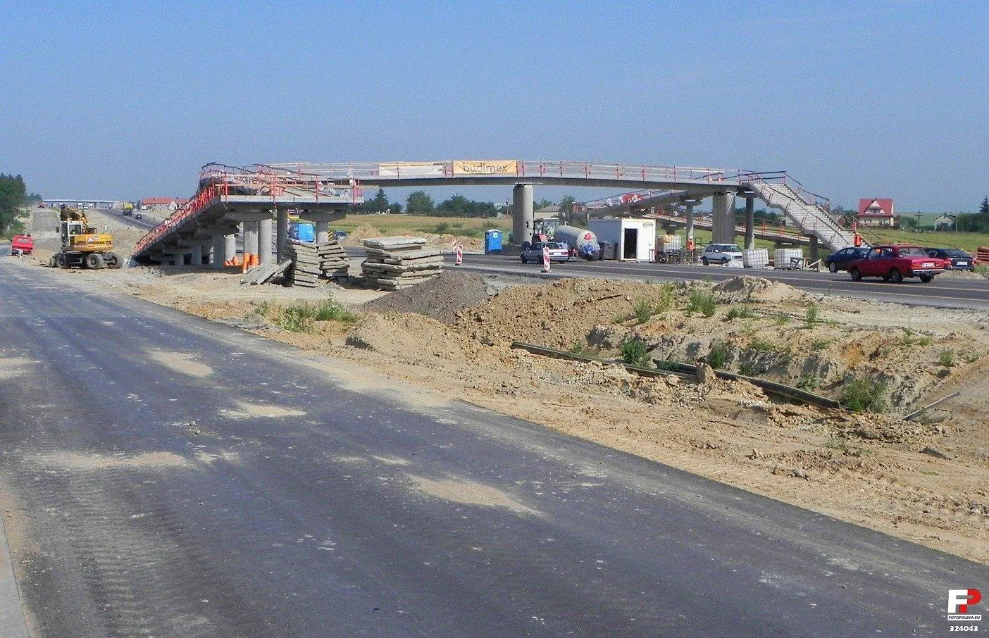 Photo showing: Budowa kładki dla pieszych nad przyszłą droga ekspresową S17 w Bystrzejowicach Drugich.