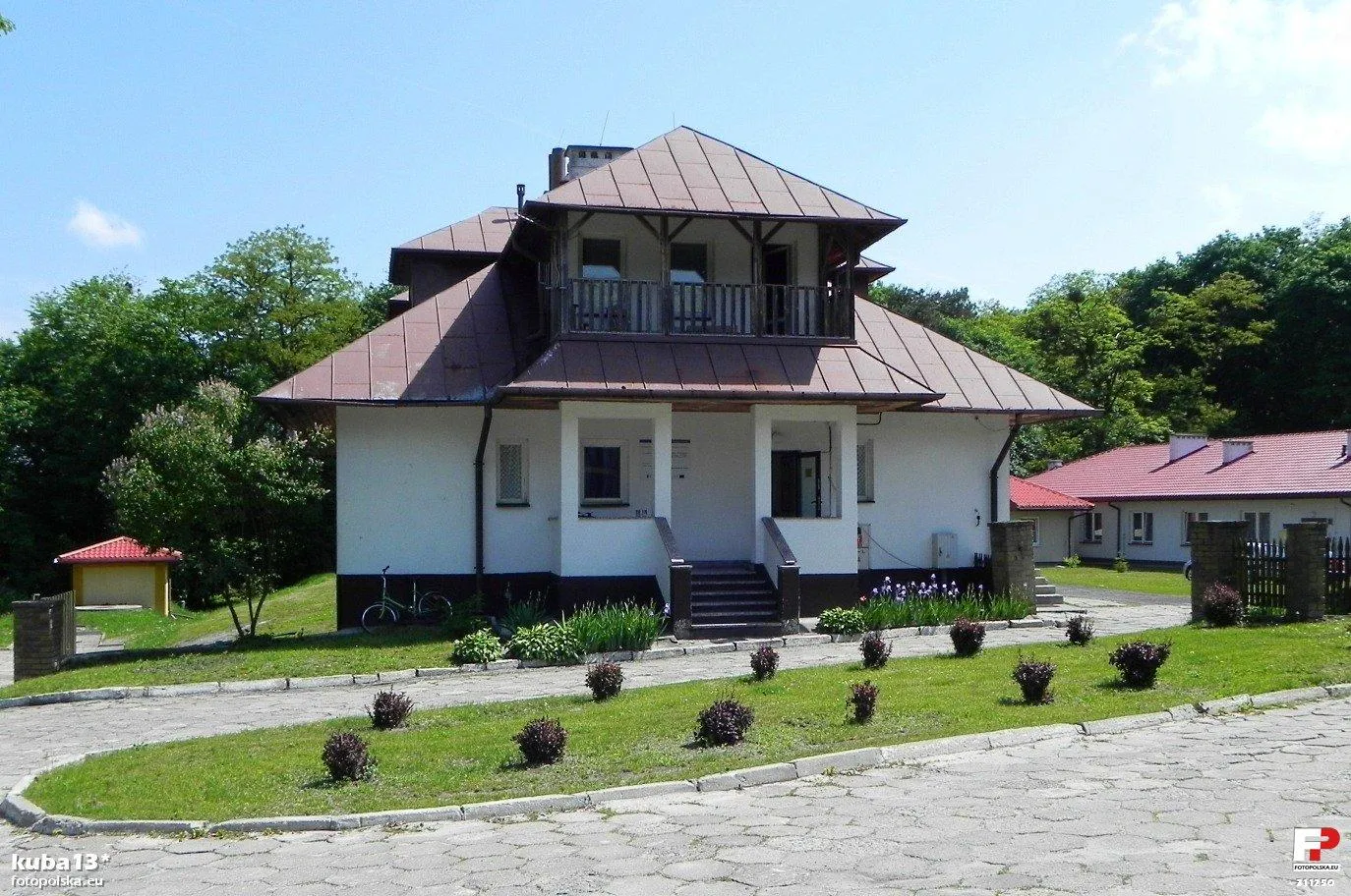 Photo showing: Zabudowania pomocnicze przy pałacu Cieszkowskich.
