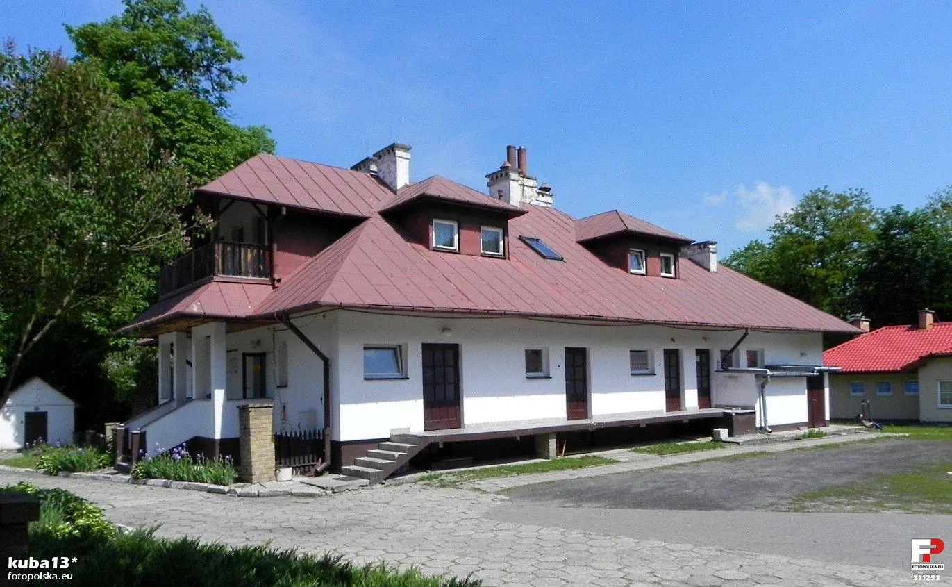 Photo showing: Budynki pomocnicze przy pałacu Cieszkowskich.