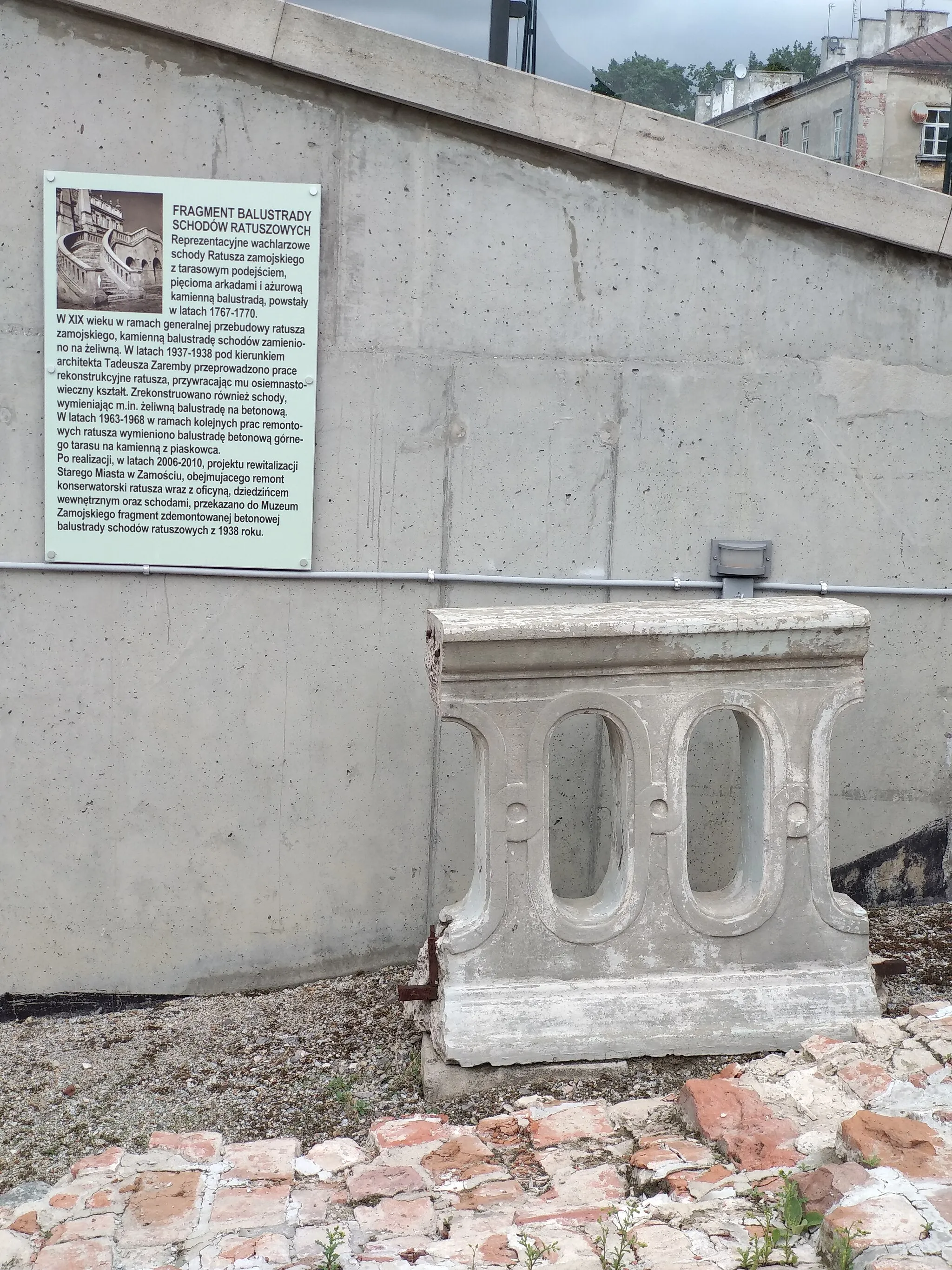 Photo showing: Fragment balustrady pochodzący z ratusza w Zamościu, eksponowany przy Arsenale w Zamościu.