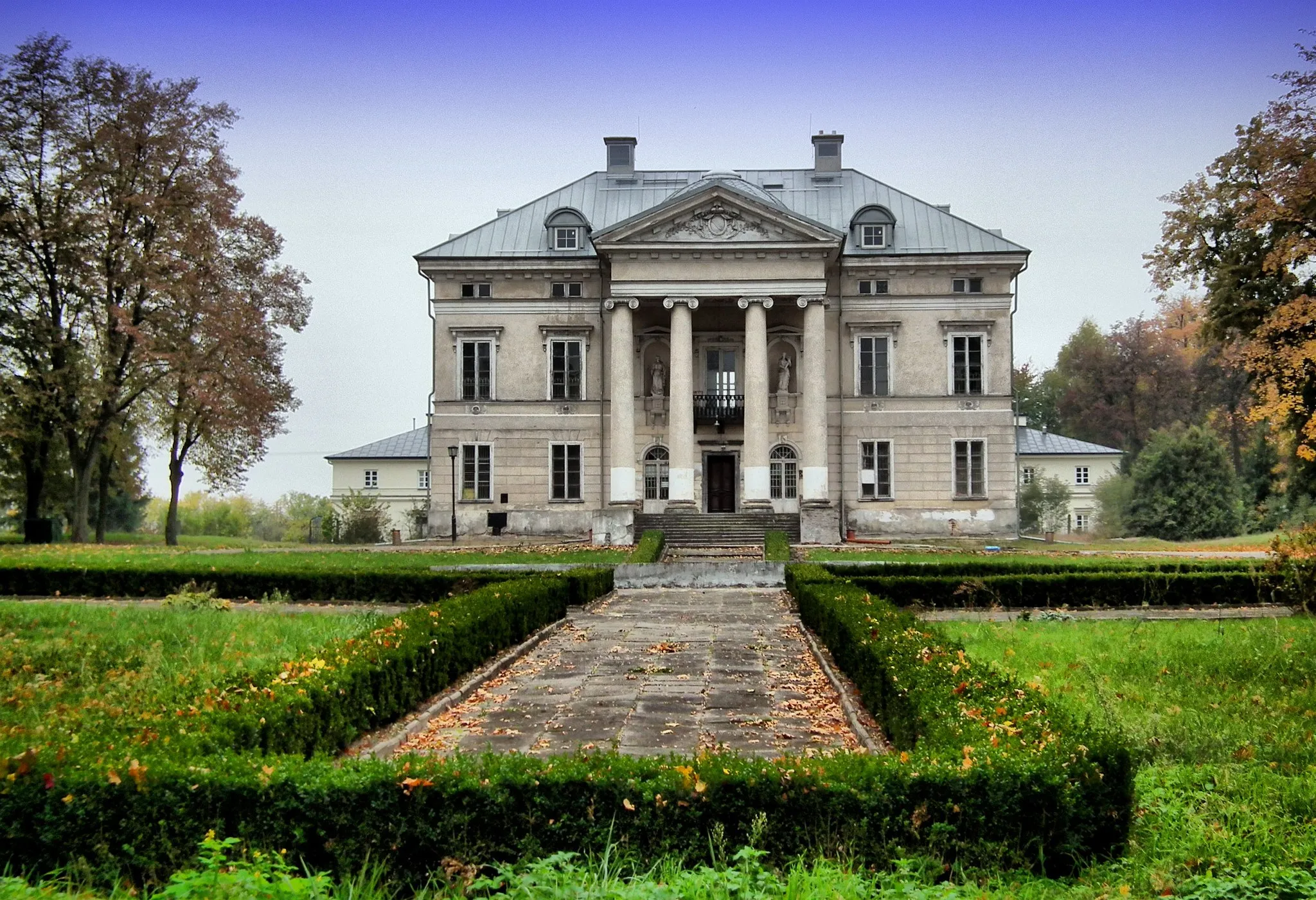 Photo showing: Pałac w Niezdowie, w latach 1785-1787 zbudowany przez Aleksandra Lubomirskiego, projektował architekt Lubomirskich Franciszek Degen. Do początku lat dwudziestych XX wieku pałac należał do rodziny Kleniewskich, ostatnim właścicielem był zakon Sióstr Służek N.M.P.