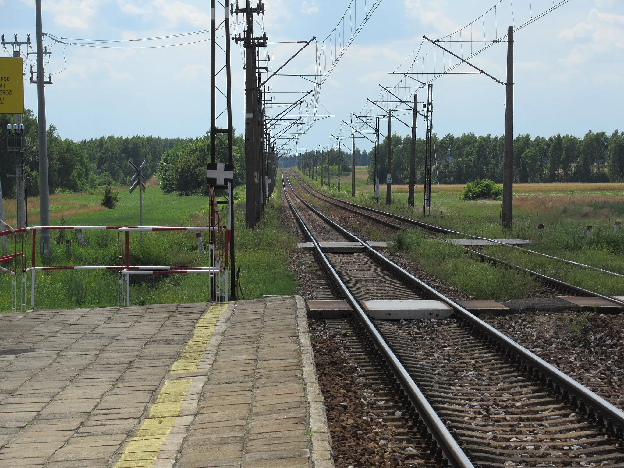 Photo showing: Przystanek kolejowy Hordzieżka (Wola Okrzejska, pow. łukowski, woj. lubelskie, Polska). Widok linii kolejowej nr 26 w kierunku południowo-zachodnim.