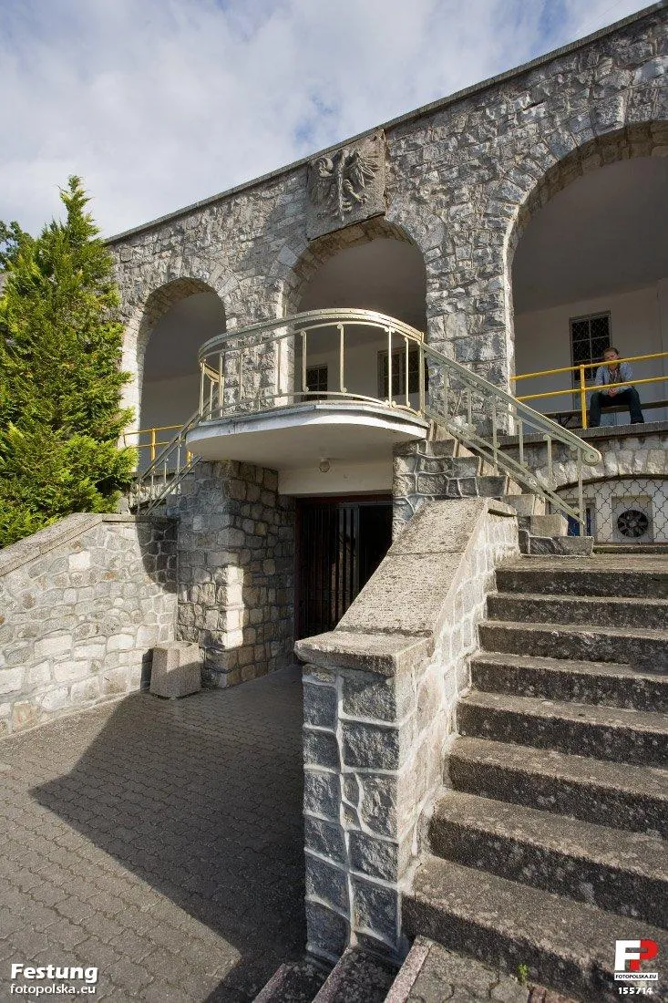 Photo showing: Wyjście dla sportowców z szatni na teren stadionu. Proszę zwrócić uwagę na finezyjną balustradę balkonu, zapewne stanowiska dla VIP-ów.