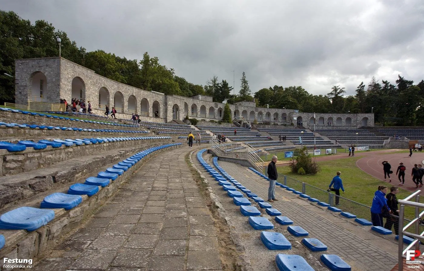 Photo showing: Stadion Wschodniomarchijski budowano etapami, w sumie zajęło to 12 lat. W czasie trwania inwestycji, sukcesywnie wykorzystywano oddawane do użytku obiekty - np. w 1922 r. rozgrywano już mecze piłkarskie, a od 14 do 22 czerwca 1924 r. m. i . na terenach sportowych stadionu odbyły się handlowe i rolnicze targi OGELA (Ostmarkschau für Gewerbe und Landwirtschaft). Przybywały kolejne obiekty, np. 18 lipca 1926 r. otwarto istniejące do dziś baseny.