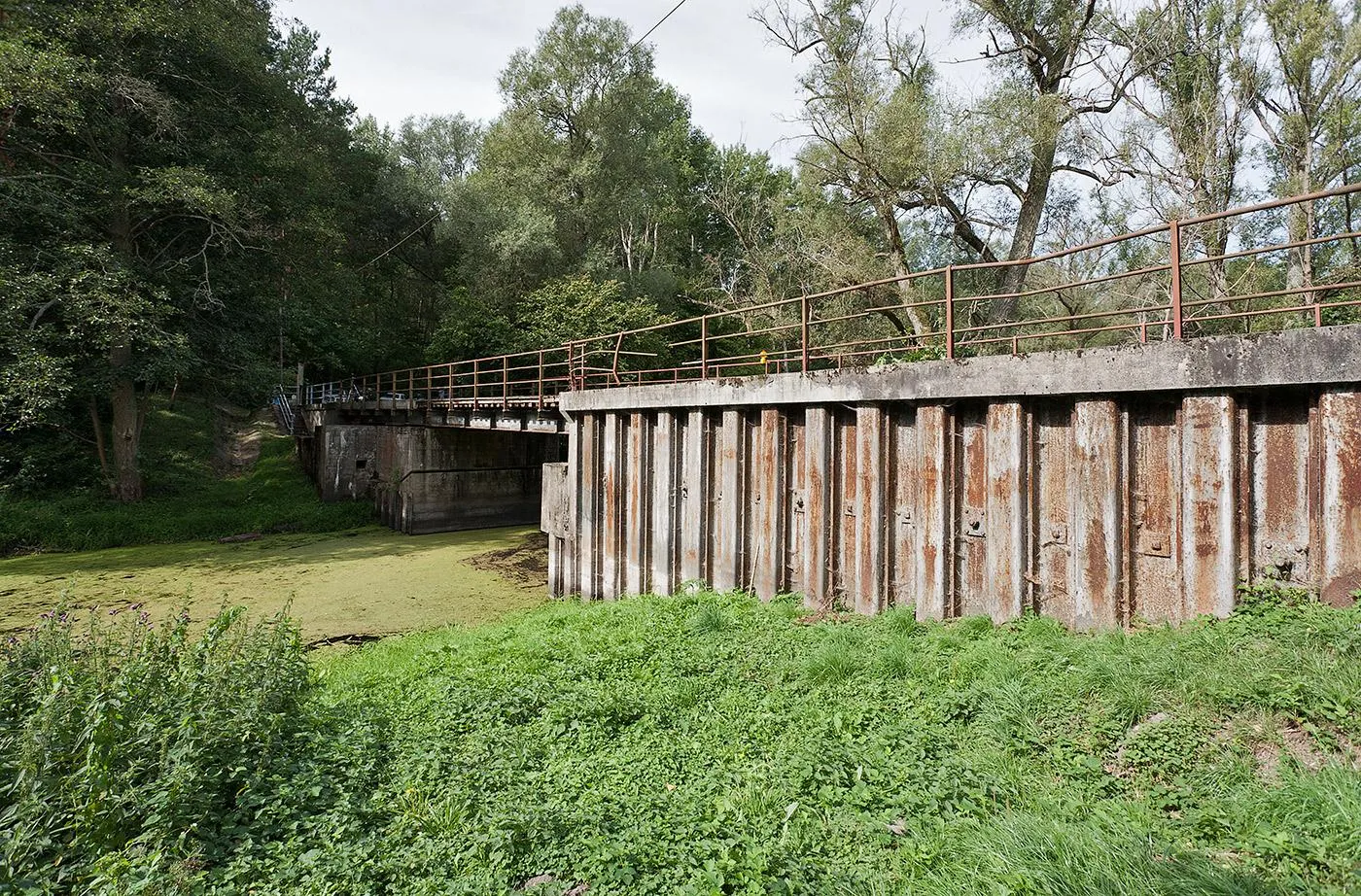 Photo showing: Most na kanale fortecznym dotrwał naszych czasów niezniszczony, nie licząc nielicznych przestrzeleń stalowych balustrad. Maszynownia, zalana wodą, też nie ucierpiała wiele, poza ogołoceniem jej z instalacji elektrycznej.