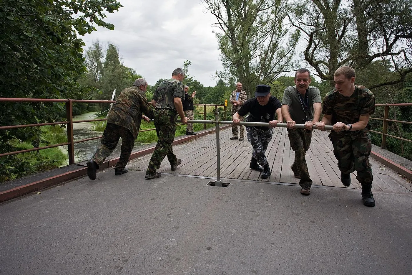 Photo showing: Pierwsze próby obrócenia mostu były w lutym 2009 r., napotkano na trudności, z którymi borykano się w zasadzie aż do maja 2010, kiedy to nastąpiło oficjalne i z wielką pompą jego uruchomienie. Jesteśmy jednak w 2009 r., a zdjęcie to jest świadectwem drugiego z kolei obrócenia mostu. Proszę zauważyć, jak małe jest grono osób biorących udział w tym zdarzeniu.