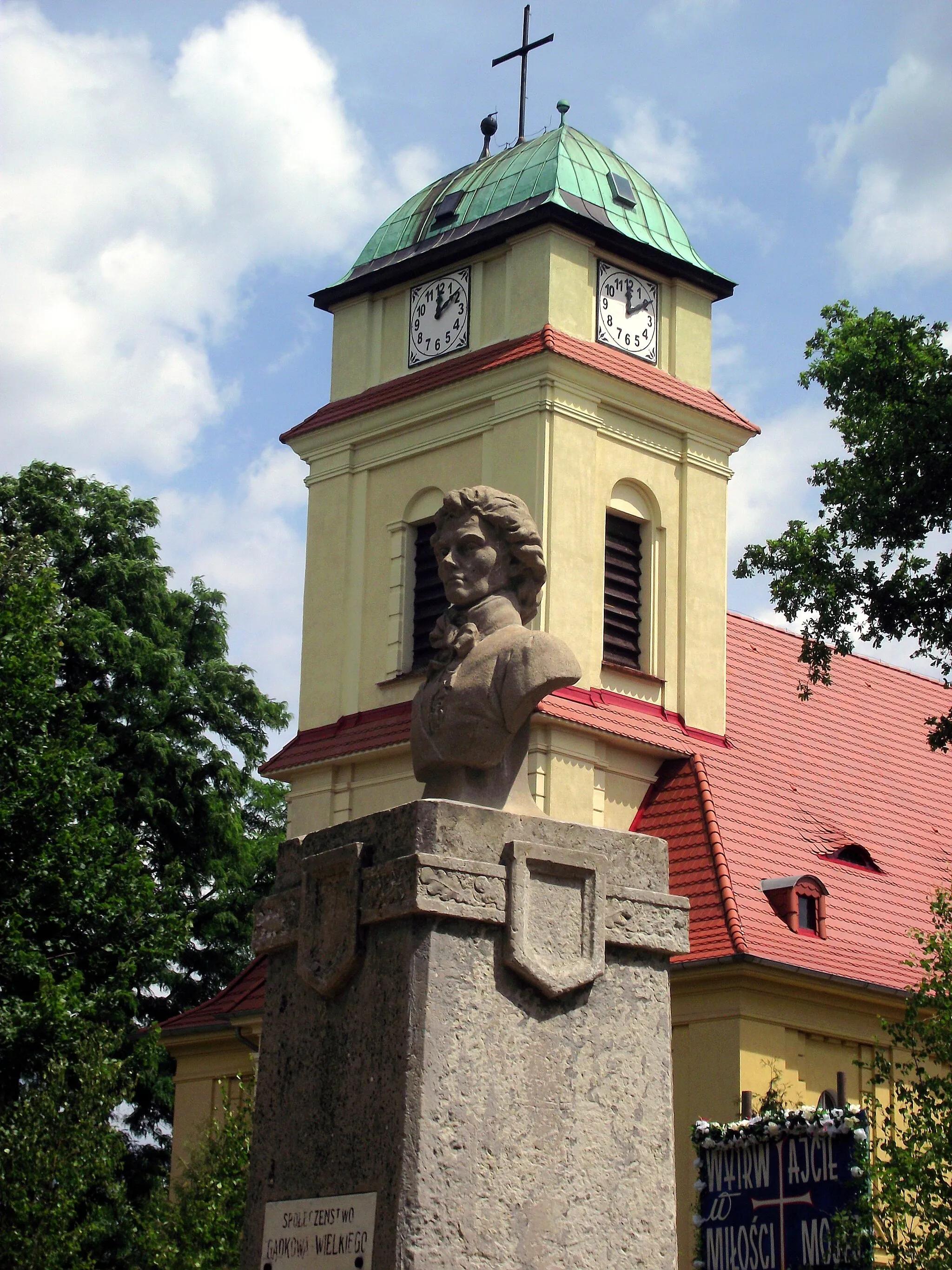 Photo showing: Church and Tadeusz Kościuszko statue in Gądków Wielki