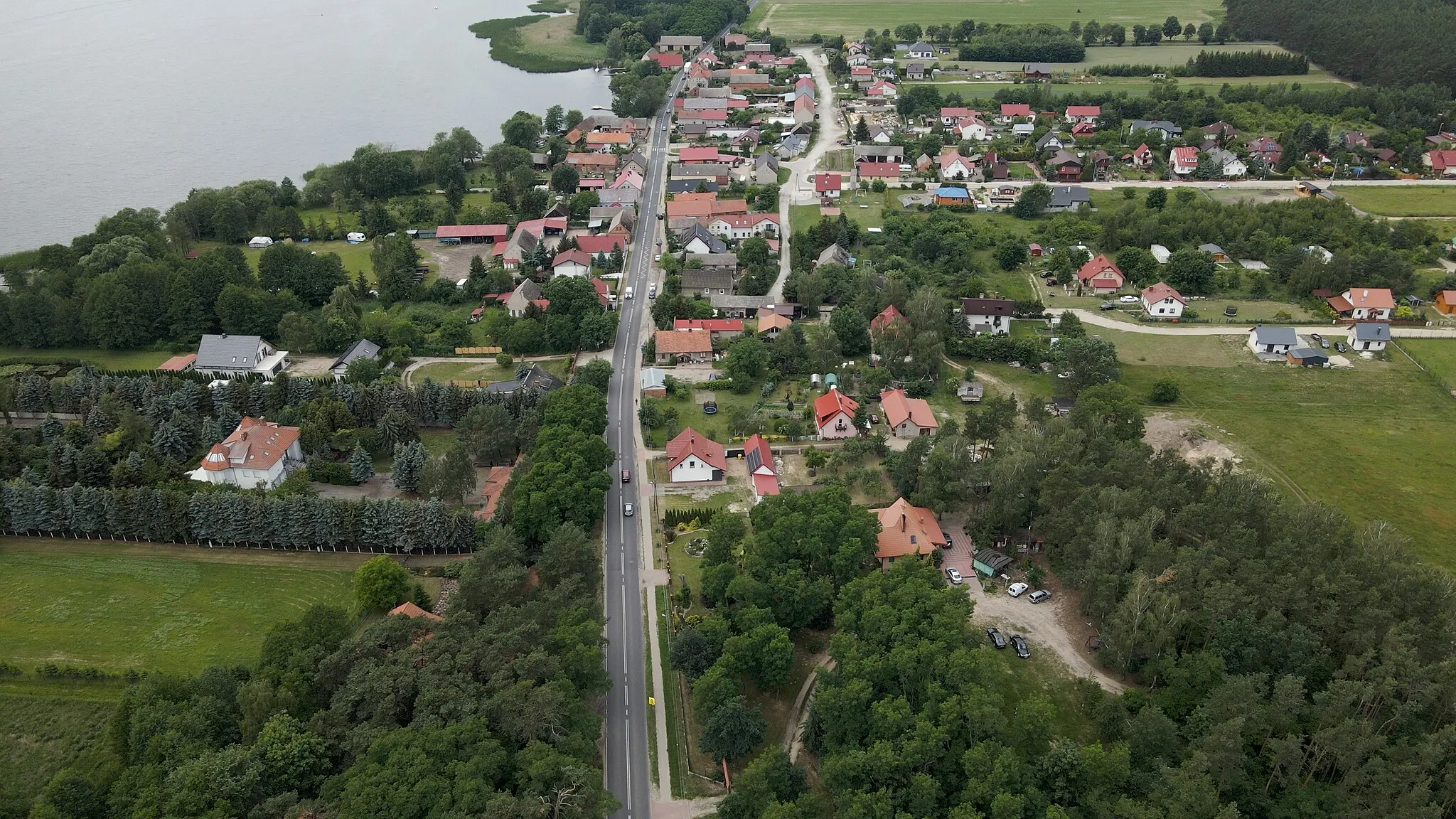 Photo showing: Widok wsi wykonany z lotu ptaka w kierunku zachodnim