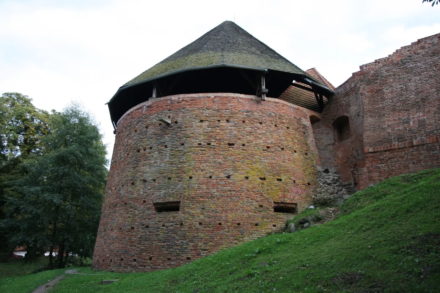 Photo showing: Międzyrzecz, ruiny zamku, mur., XIV