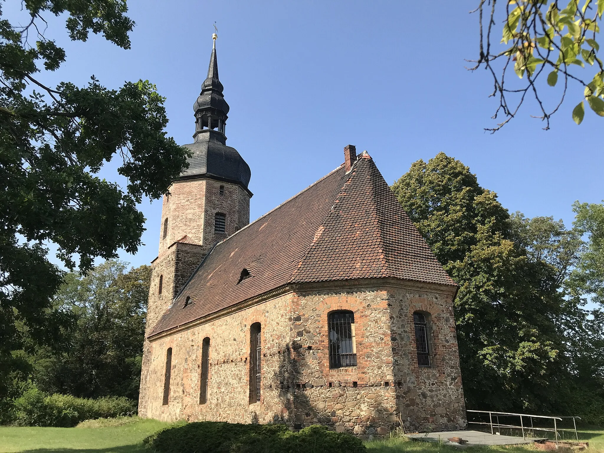 Photo showing: Die Dorfkirche Neupetershain-Nord in Neupetershain im Landkreis Oberspreewald-Lausitz ist eine Feldsteinkirche aus der ersten Hälfte des 15. Jahrhunderts. Im Innenraum steht unter anderem ein Altar aus der Zeit um 1700.