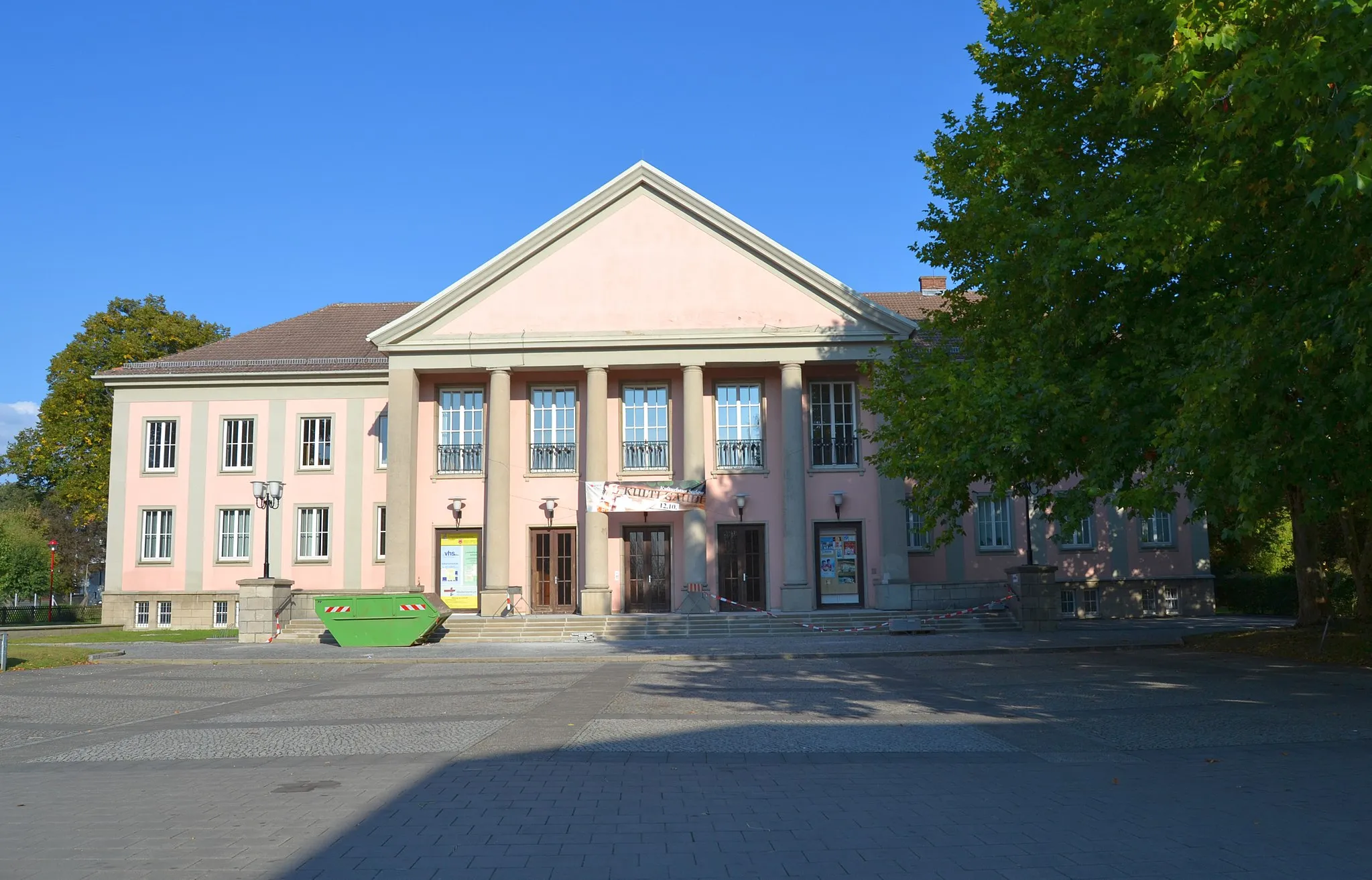 Photo showing: Kulturhaus „Erich Weinert“ in Seelow mit Vorplatz und parkartigen Außenanlagen einschließlich Trafohaus und OdF-Denkmal.