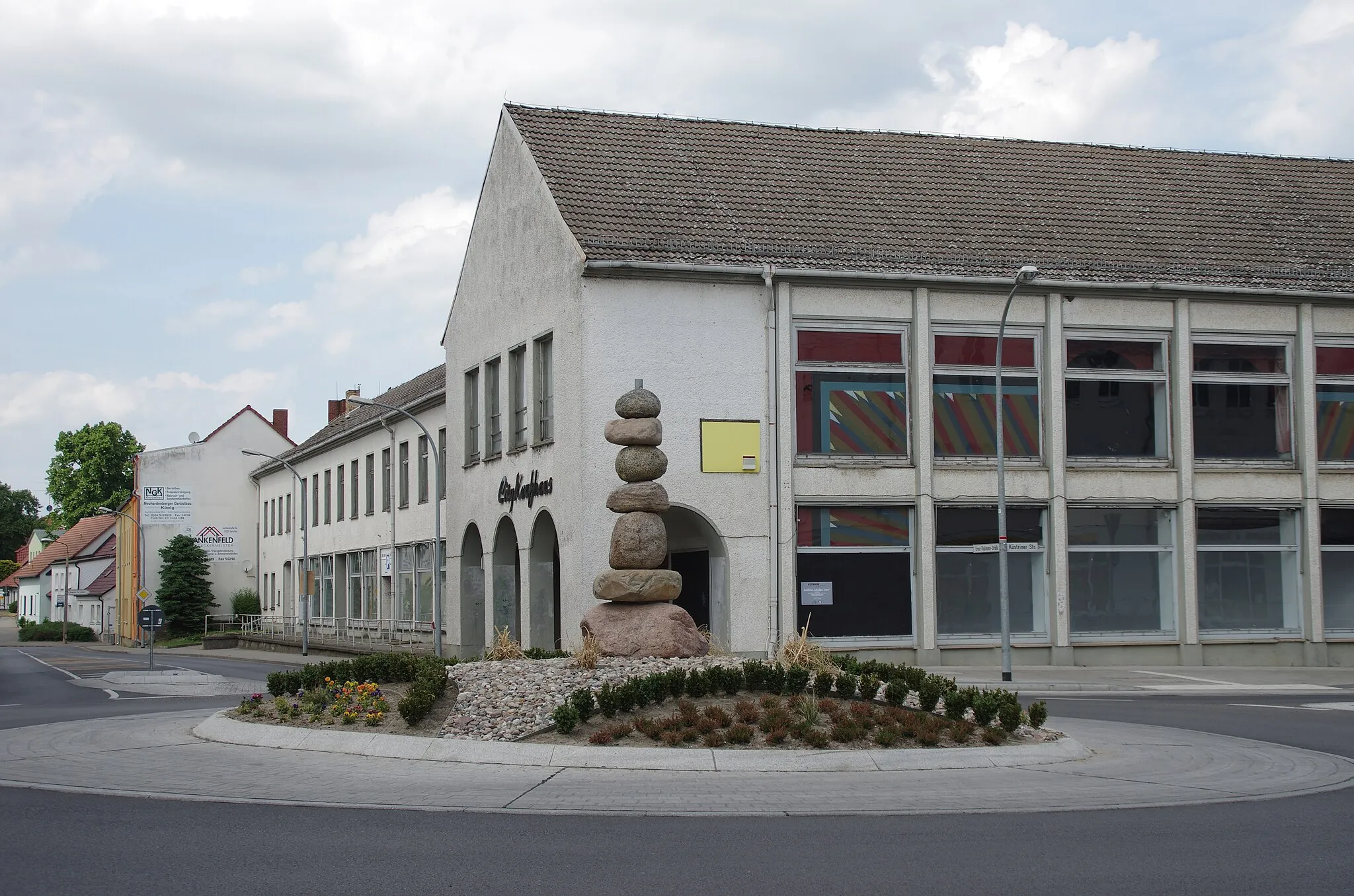 Photo showing: Seelow in Brandenburg. Das Kaufhaus in der Ernst-Thälmann-Straße 1 steht unter Denkmalschutz.