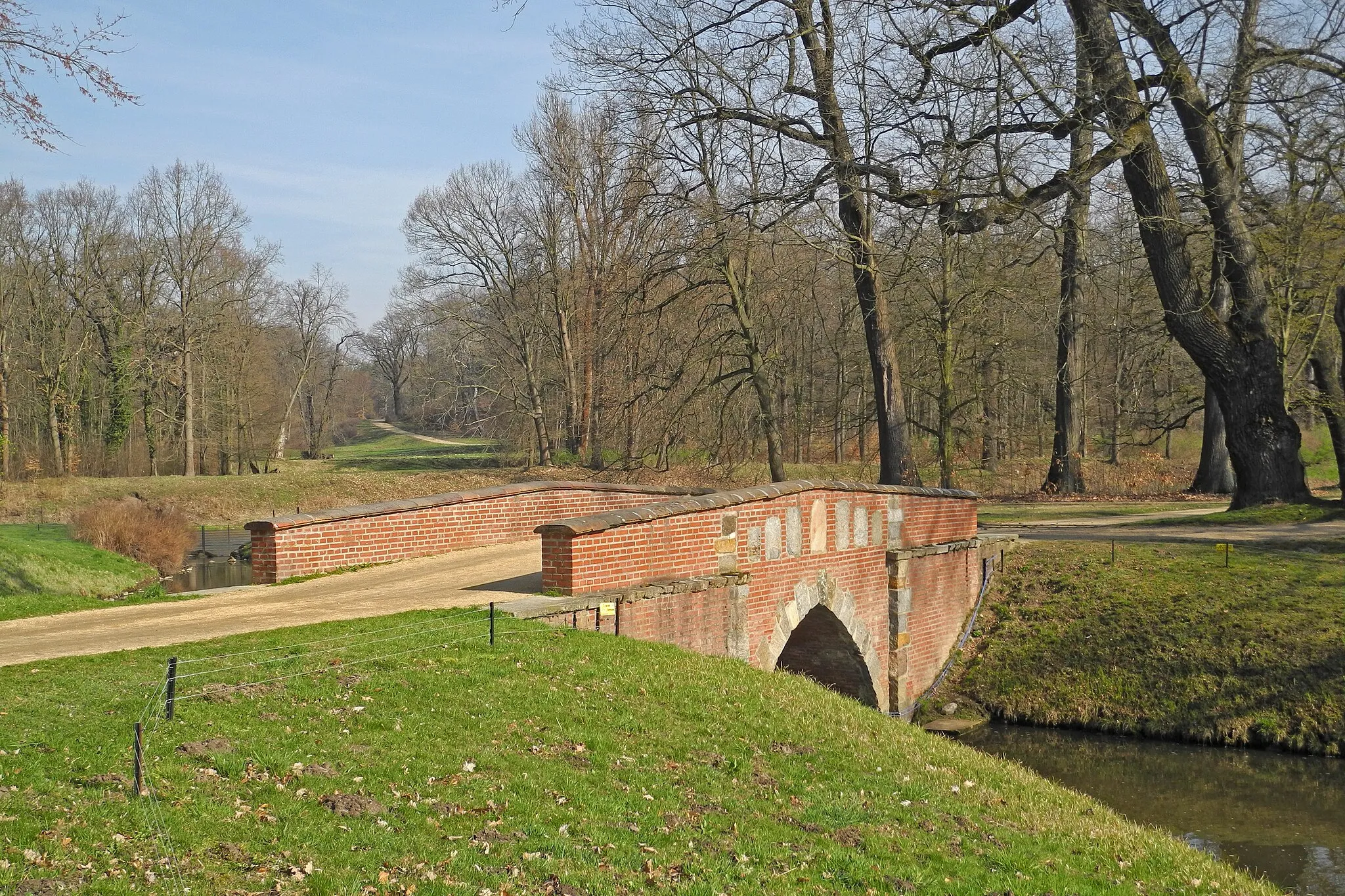 Photo showing: Eichseebrücke über die Hermannsneiße im Schlosspark von Bad Muskau