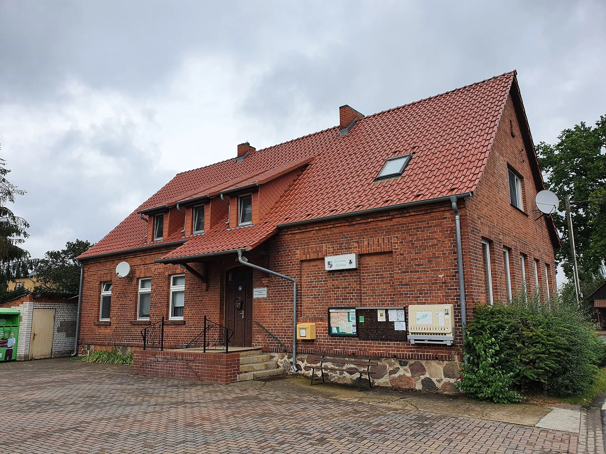 Photo showing: Gebäude der Ortsverwaltung von Gablenz, einer ehemaligen Gemeinde und heutigem Ortsteil der Gemeinde Neuhausen/Spree im Landkreis Spree-Neiße in Brandenburg. In dem Gebäude befindet sich das Büro des Ortsvorstehers.