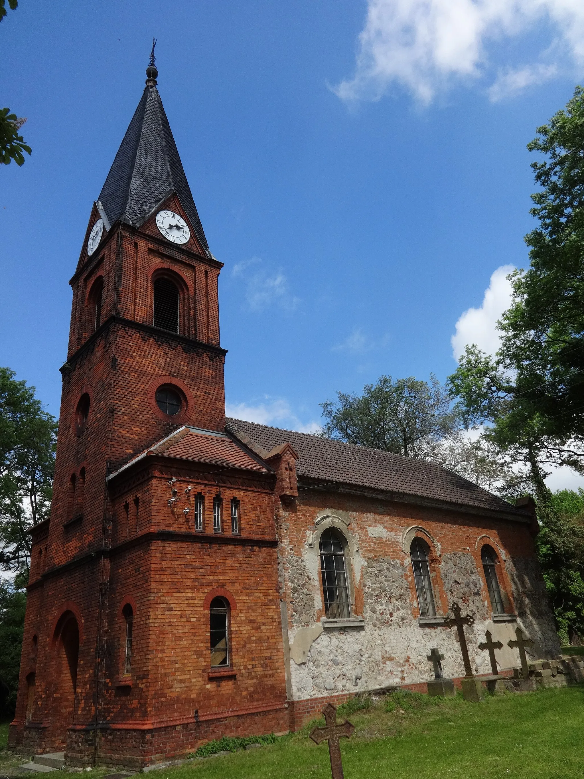 Photo showing: Die Dorfkirche ist ein romanisierter Backsteinbau, der vermutlich im 16. oder 17. Jahrhundert entstand. 1779 kam der Westturm hinzu; 1905 erfolgte eine Sanierung des Bauwerks. Im Innern befindet sich unter anderem eine Sauer-Orgel.