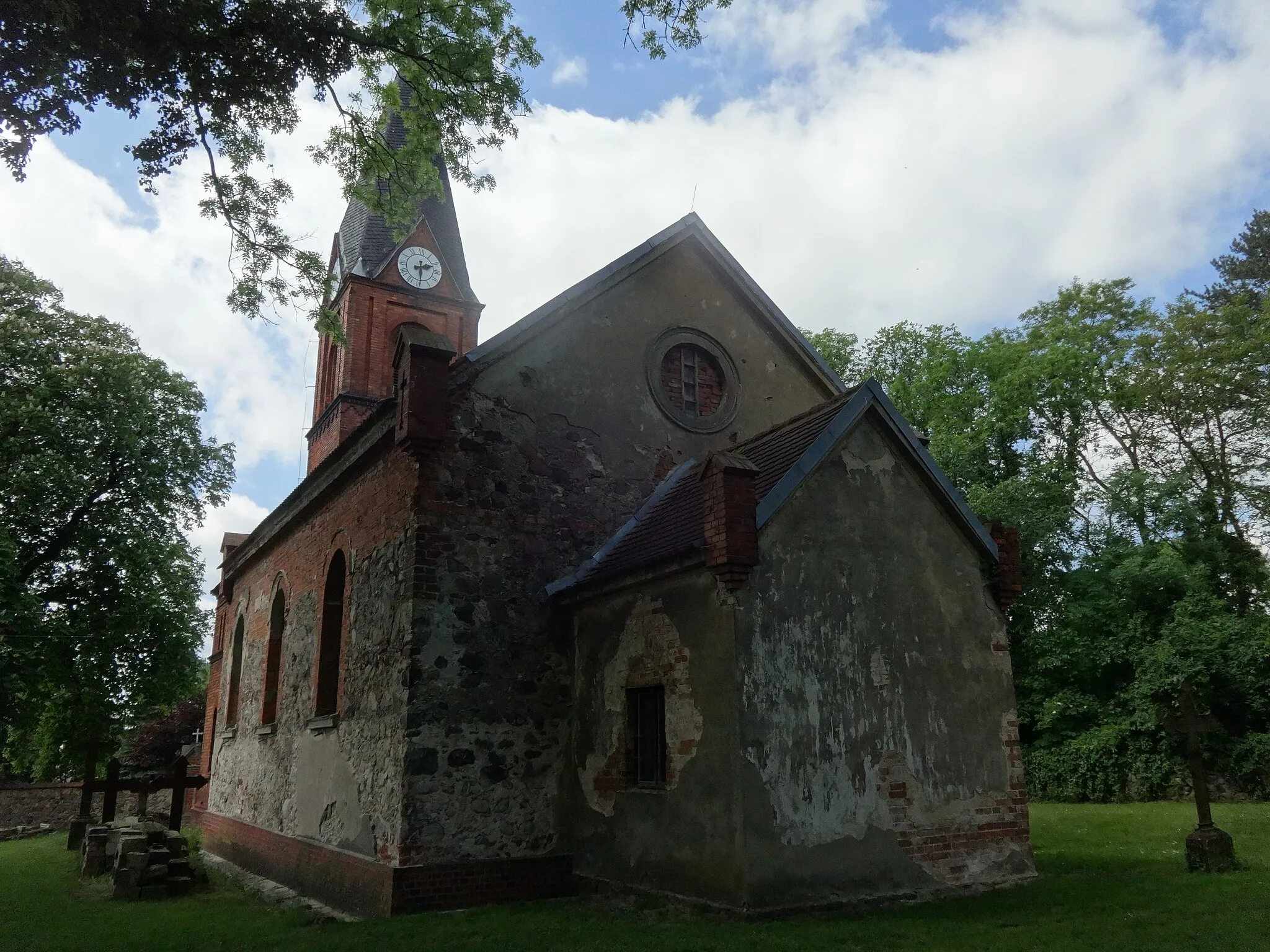 Photo showing: Die Dorfkirche ist ein romanisierter Backsteinbau, der vermutlich im 16. oder 17. Jahrhundert entstand. 1779 kam der Westturm hinzu; 1905 erfolgte eine Sanierung des Bauwerks. Im Innern befindet sich unter anderem eine Sauer-Orgel.