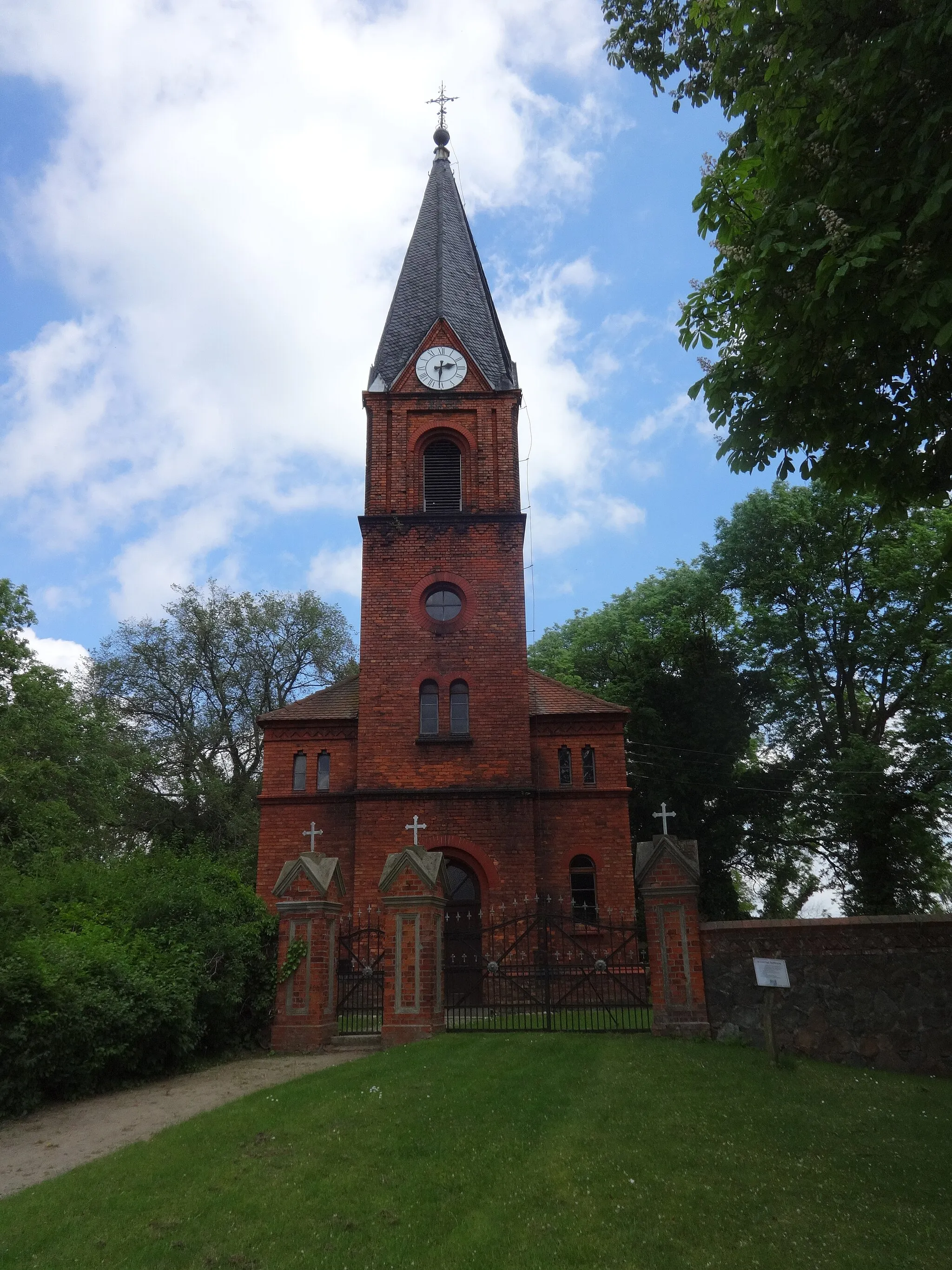 Photo showing: Die Dorfkirche ist ein romanisierter Backsteinbau, der vermutlich im 16. oder 17. Jahrhundert entstand. 1779 kam der Westturm hinzu; 1905 erfolgte eine Sanierung des Bauwerks. Im Innern befindet sich unter anderem eine Sauer-Orgel.