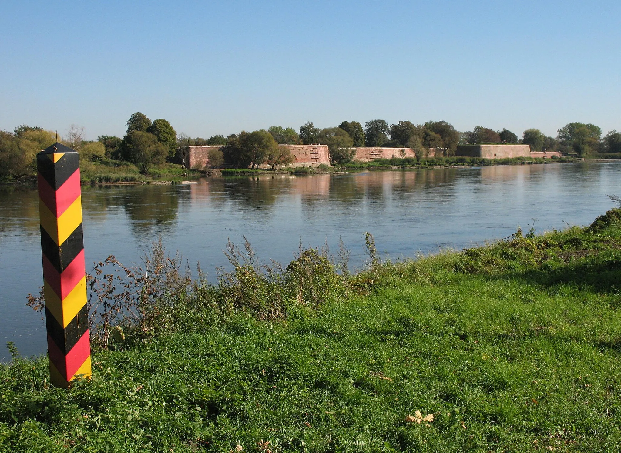 Photo showing: View from Küstrin-Kietz in Brandenburg, Germany, across the Oder River to the fortress of Kostrzyn nad Odrą, Poland