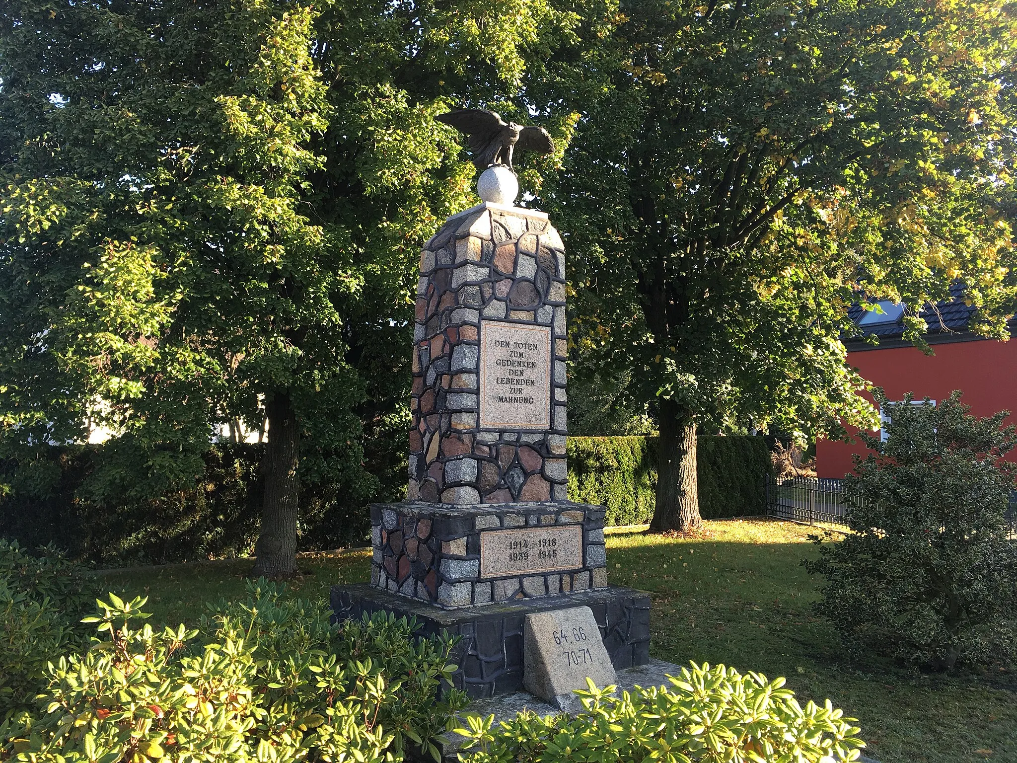 Photo showing: Memorial to the fallen soldiers in the German Unification Wars 1864, 1866, 1870/71, and of the World Wars 1914-1918 and 1939-45 in Groß Düben; locally historical significant; cultural heritage monument
