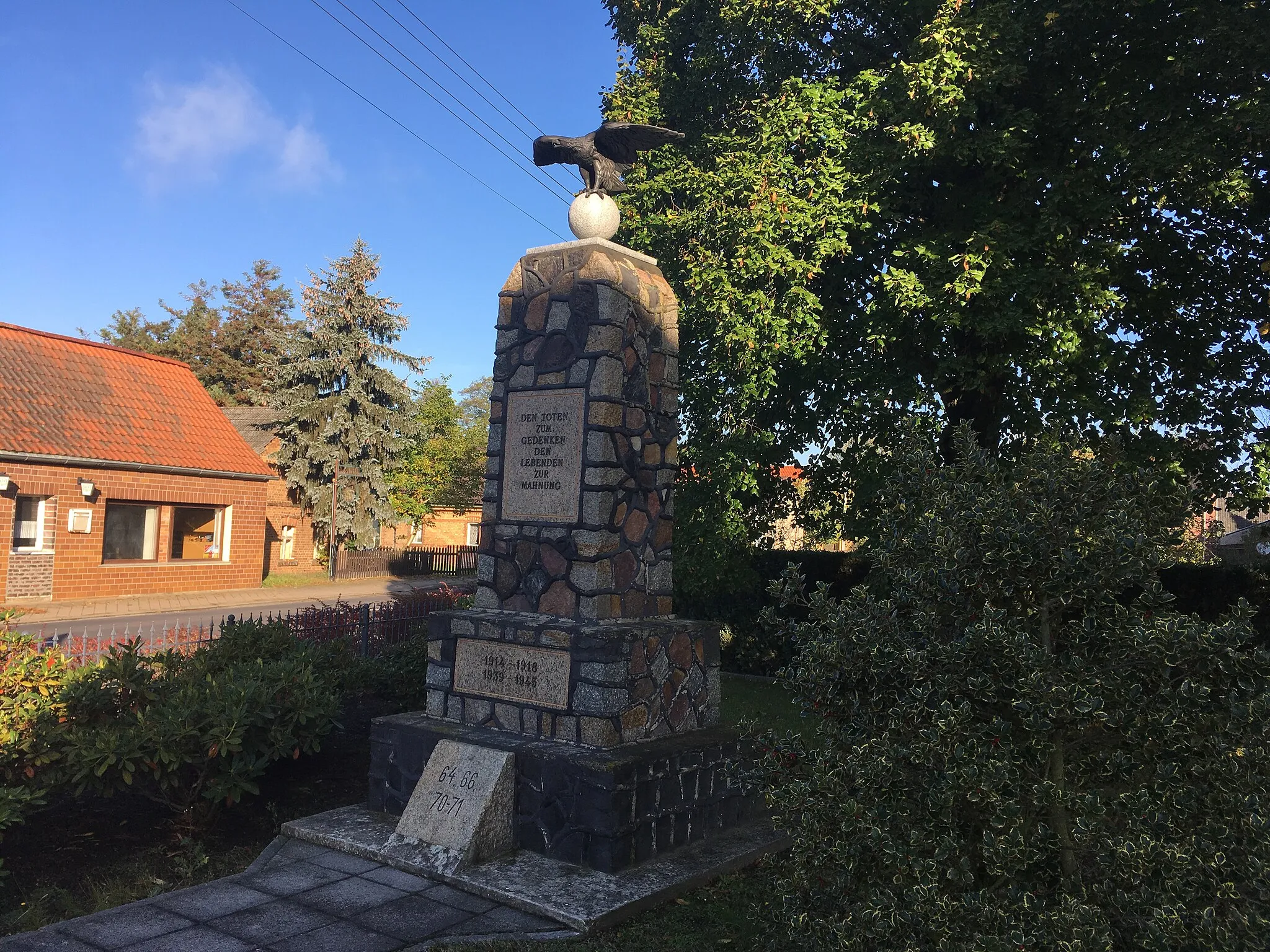 Photo showing: Memorial to the fallen soldiers in the German Unification Wars 1864, 1866, 1870/71, and of the World Wars 1914-1918 and 1939-45 in Groß Düben; locally historical significant; cultural heritage monument