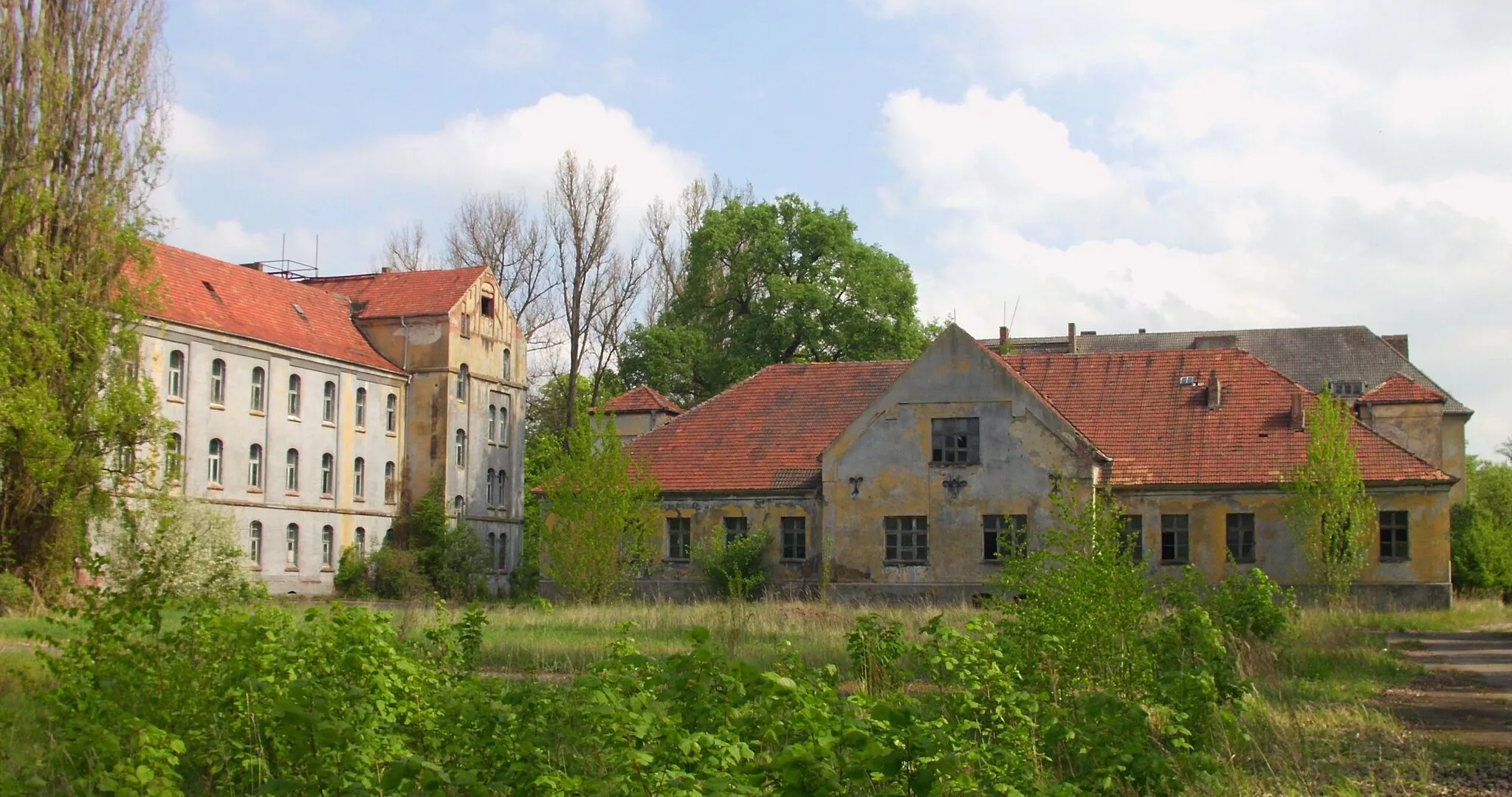 Photo showing: Küstrin-Kietz Oderinsel barracks, main barracks (links) and staff building (rechts) (parade ground side)