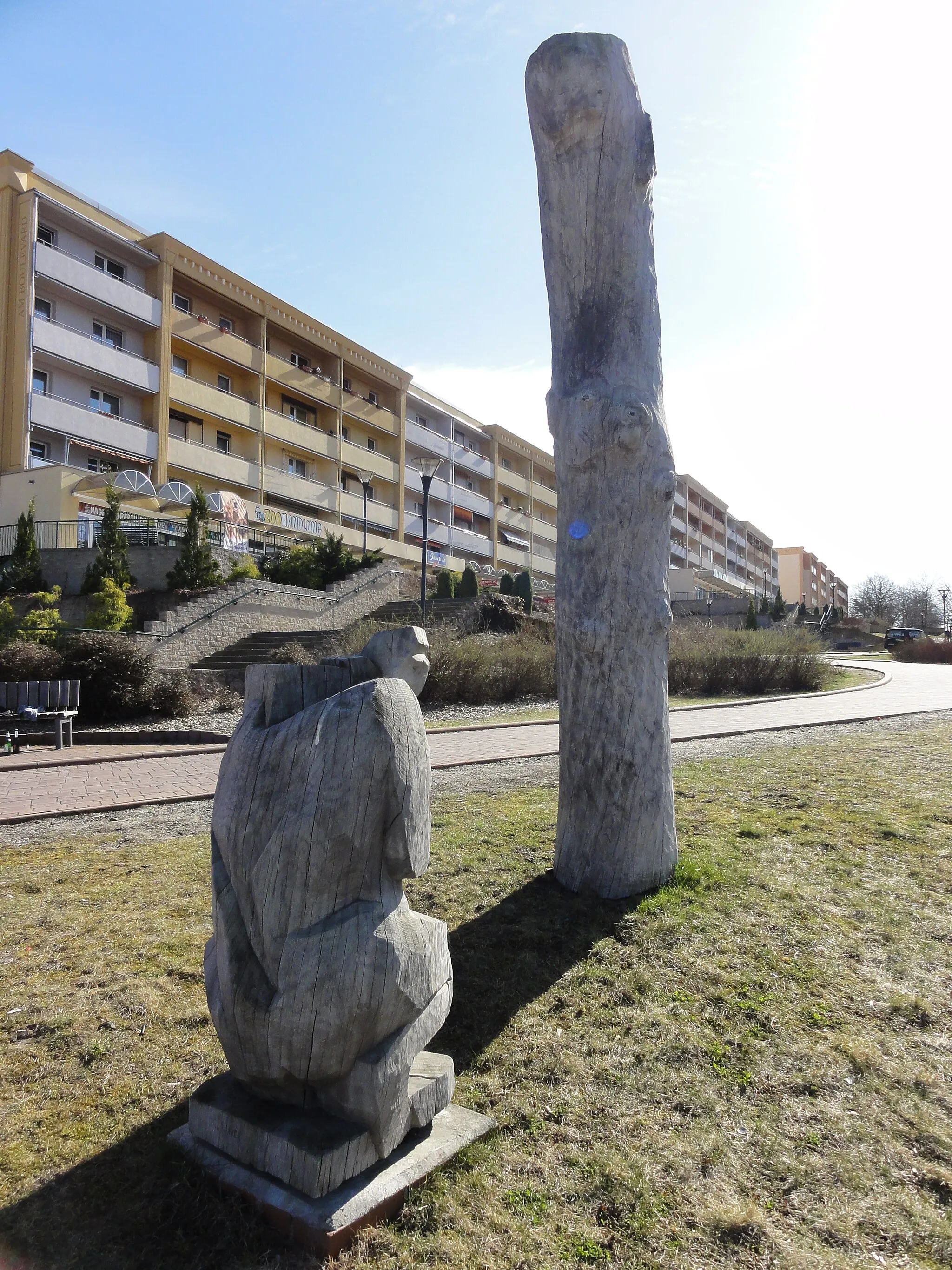 Photo showing: "Nature strikes back" by Klaus Illner Schwerin, created in 1989 work of art made of oak situated in Weißwasser, Boulevard emerged during a symposium of artists at the "station of young technicians" Weißwasser refurbished 2005