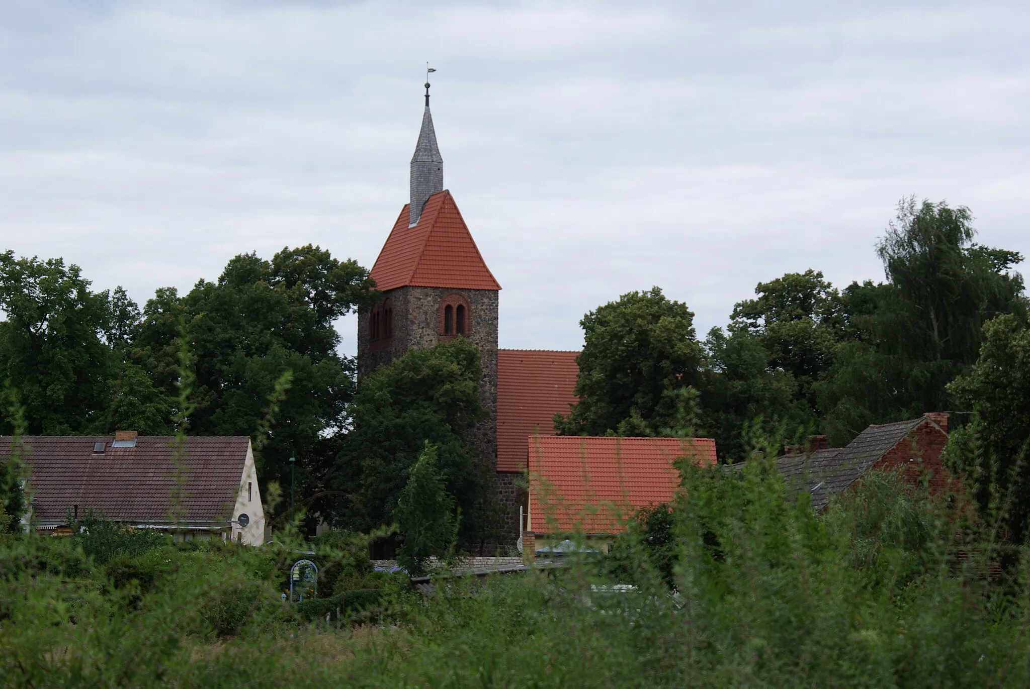 Photo showing: Steinhöfel, Ortsteil Arensdorf. die Dorfkirche mit Blick übers Dorf. Die Kirche ist denkmalgeschützt.