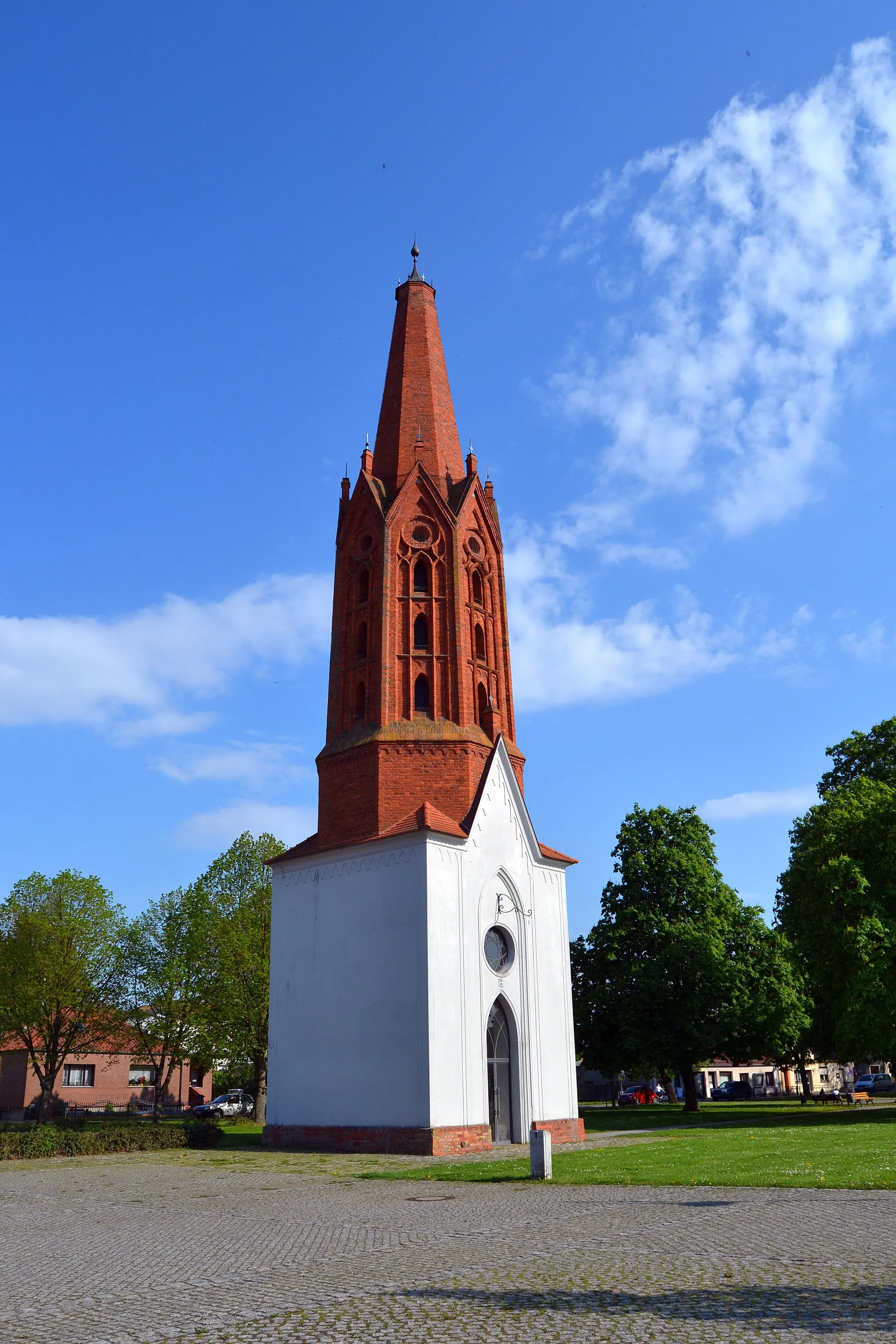 Photo showing: Fotoprojekt – Zwischen Berlin und Oder 2014
Photo project “Between Berlin and River Oder 2014”

Baudenkmal Turm und Ausstattung der ehemaligen Dorfkirche in Letschin, Gemeinde Letschin; Der Kirchturm wurde in den Jahren 1818 bis 1819 nach einem Entwurf von Schinkel erbaut. Die dazugehörige Kirche wurde 1973 / 1974 abgebrochen, nachdem sie im Jahre 1945 weitgehend zerstört wurde.