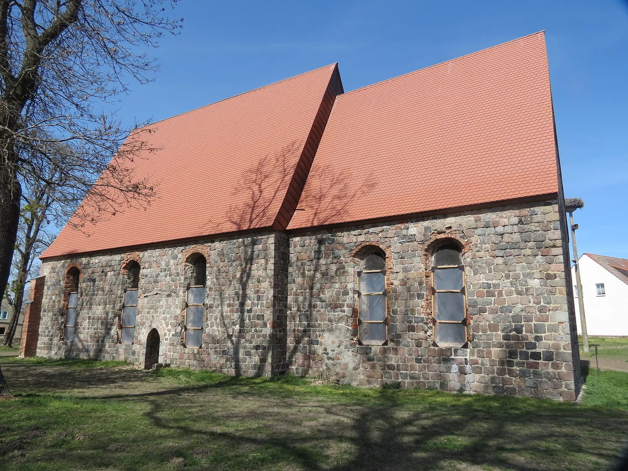 Photo showing: Kirchenruine Dolgelin mit Dach (2020) Südseite, Dolgelin, Gemeinde Lindendorf, Lkr. Märkisch-Oderland, Brandenburg