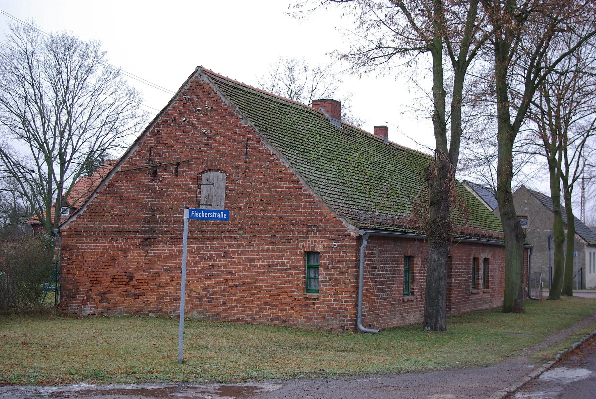 Photo showing: Reitwein in Brandenburg. Das Haus an der Hauptstrasse 10 steht unter Denkmalschutz. Im Haus befindet sich eine Schwarze Küche.