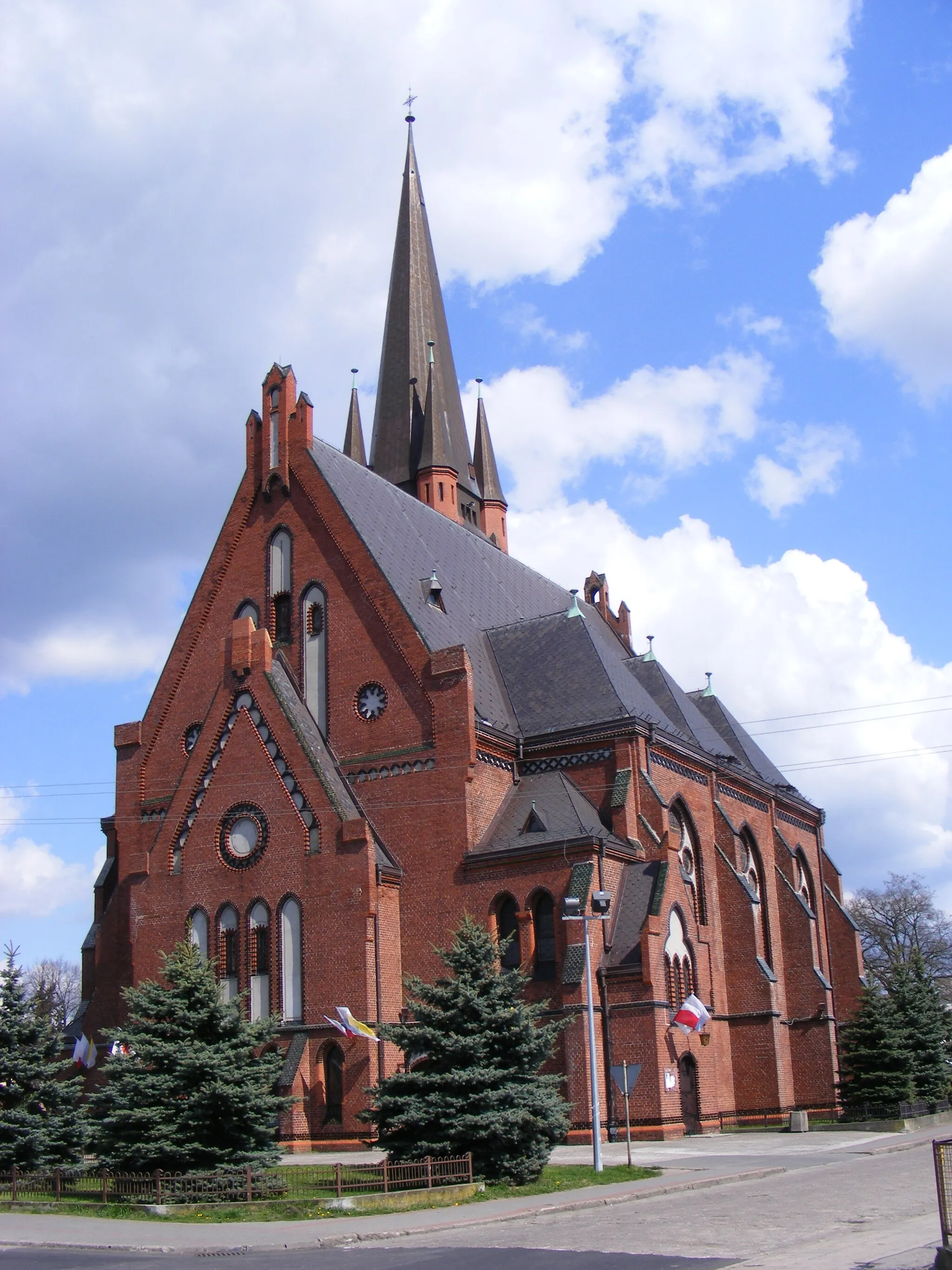 Photo showing: Drezdenko, pl. Kościelny 2 - dawny kościół ewangelicki, ob. rzymsko-katolicki parafialny p.w. Przemienienia Pańskiego z 1902 r.