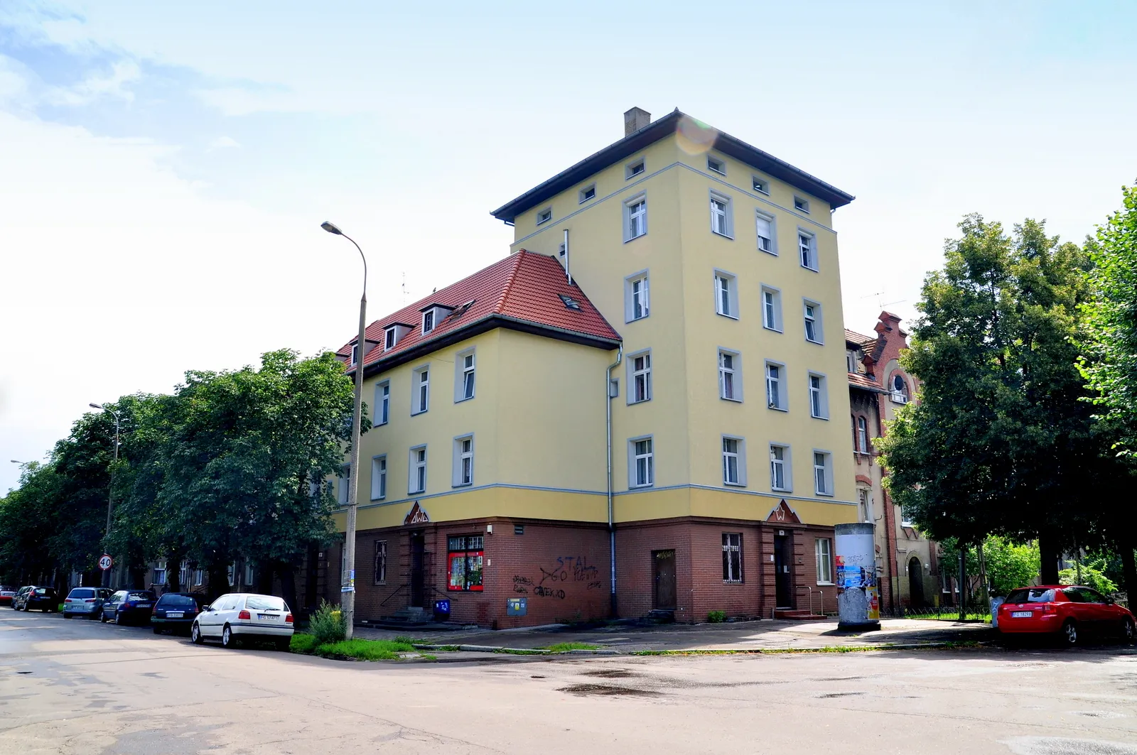 Photo showing: Gorzów Wielkopolski - budynek u zbiegu ulic Fabrycznej i Waryńskiego