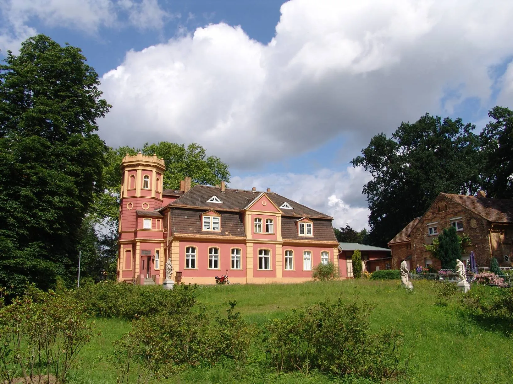 Photo showing: Schloss Kromlau (Rückansicht)

This is a photograph of an architectural monument. It is on the list of cultural monuments of Kromlau (Gablenz), no. 09288372.