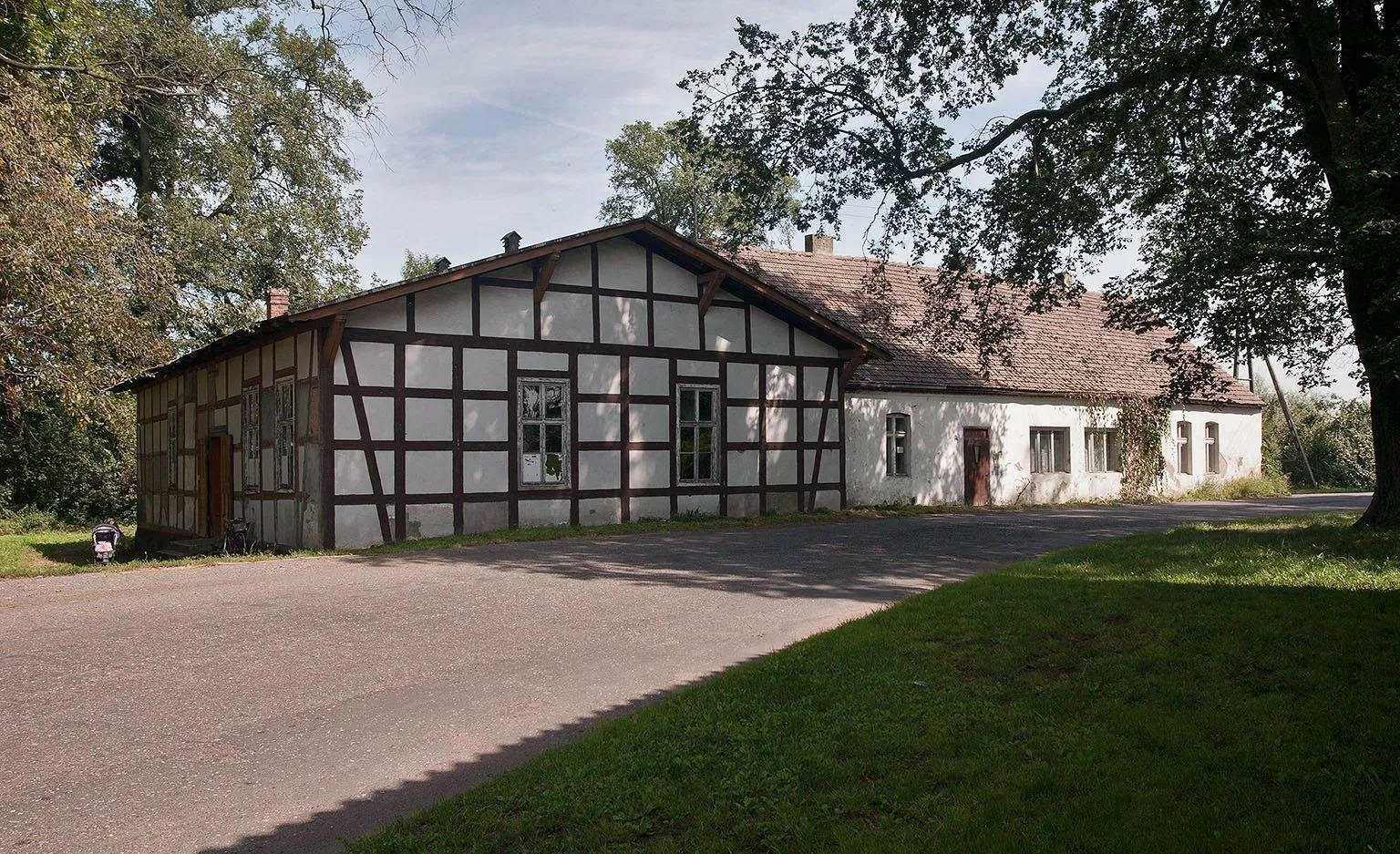 Photo showing: Sala taneczna w dawnego Gashoffu. Budynek zawierający kuchnię i mieszkanie właściciela jest murowany. Z lewej przybudowano salę w konstrukcji ryglowej. Miejsce to służy do dziś mieszkańcom wsi.
