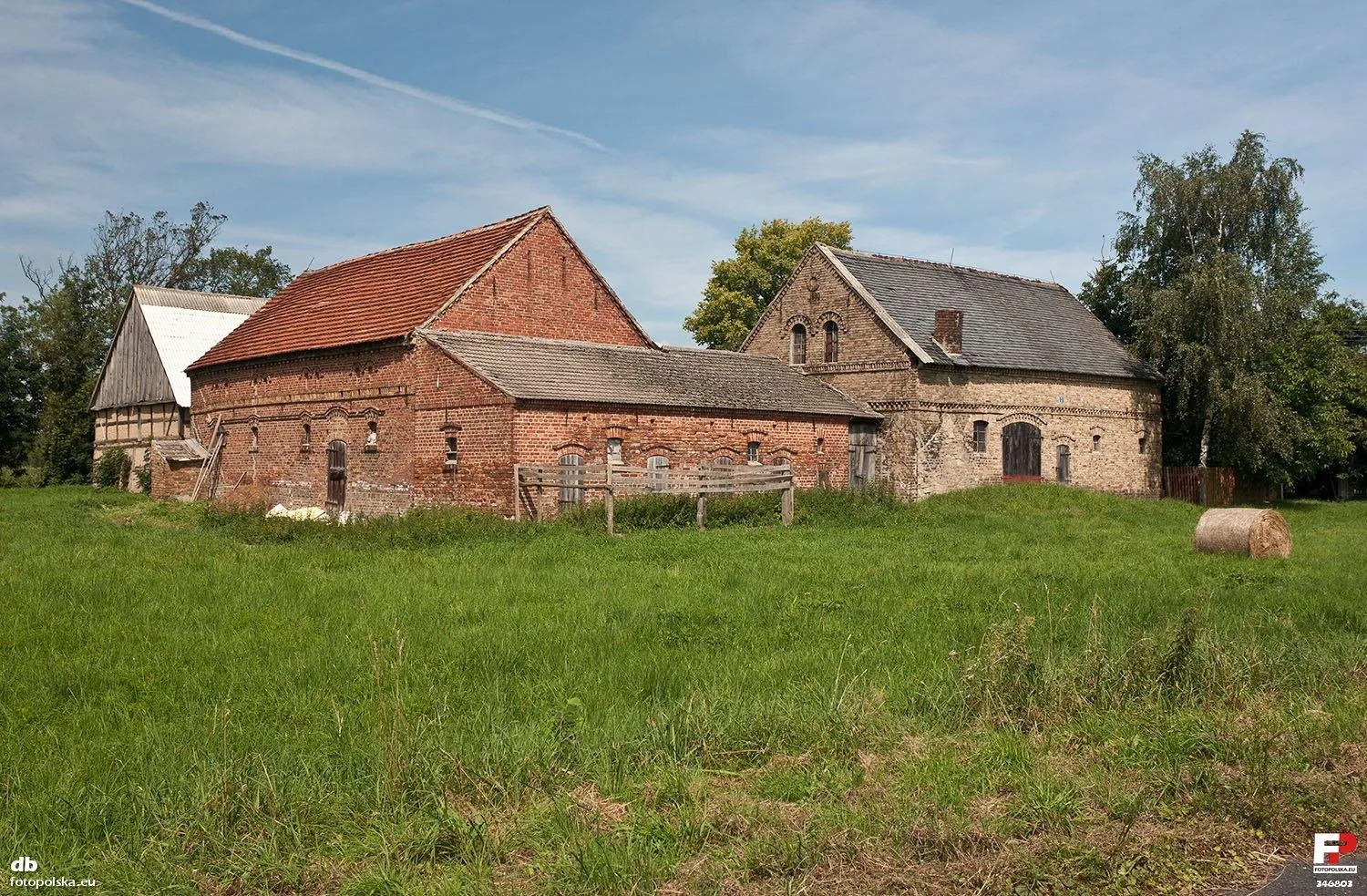 Photo showing: Zagroda na skraju wsi. Zaszczytowo przed wojną nazywało się Saratoga. Wieś, podobnie jak inne na terenie zwanym Neu Amerika, zostały wydarte wodzie przez osadników w XVIII w. z rozkazu Fryderyka II. Przy pomocy prymitywnych narzędzi, przez 20 lat przekopano kilometry kanałów i rowów tworzących logiczny system melioracyjny. Usypano wały i groble. Założono nowe wsie i osady, wielu nadano amerykańskie nazwy, jak New York, Pensylawania i inne. Do dziś oryginalną nazwę pozostawiono tylko wsi Malta.