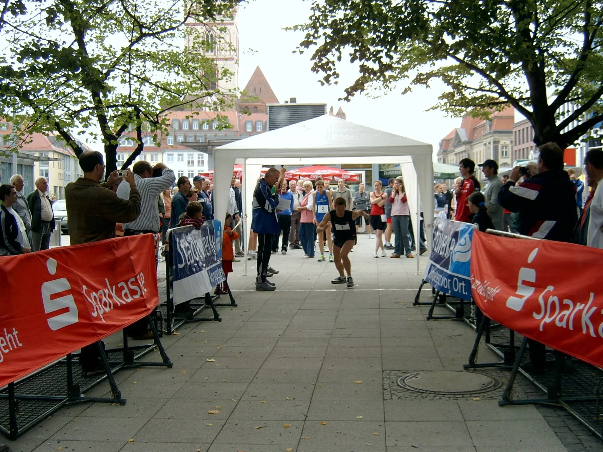 Photo showing: Start of the first runner at the running up competition Oderturmlauf in Frankfurt (Oder), Germany in 2006.